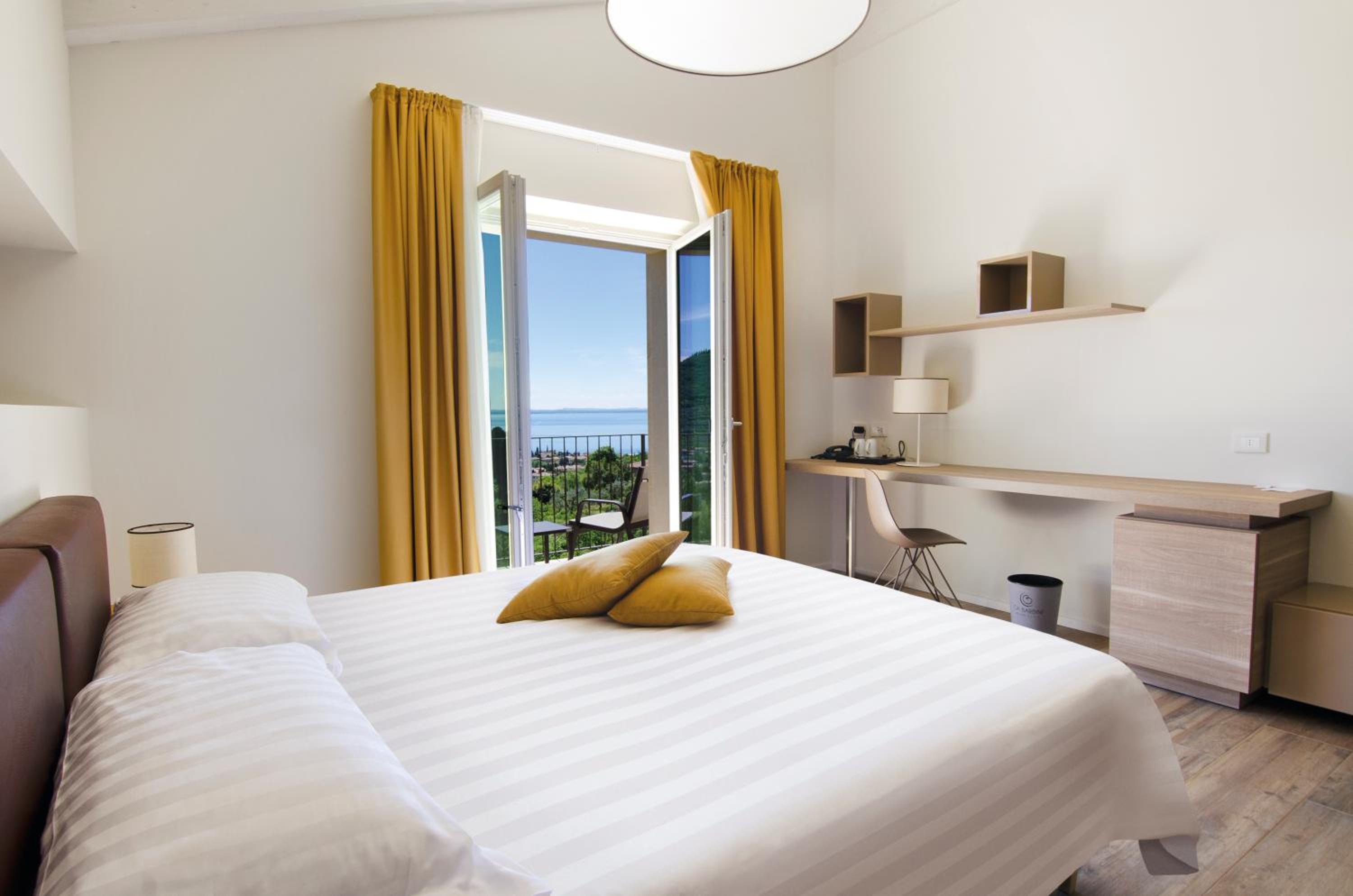 Junior Suite with Balcony and Lake View photo 3