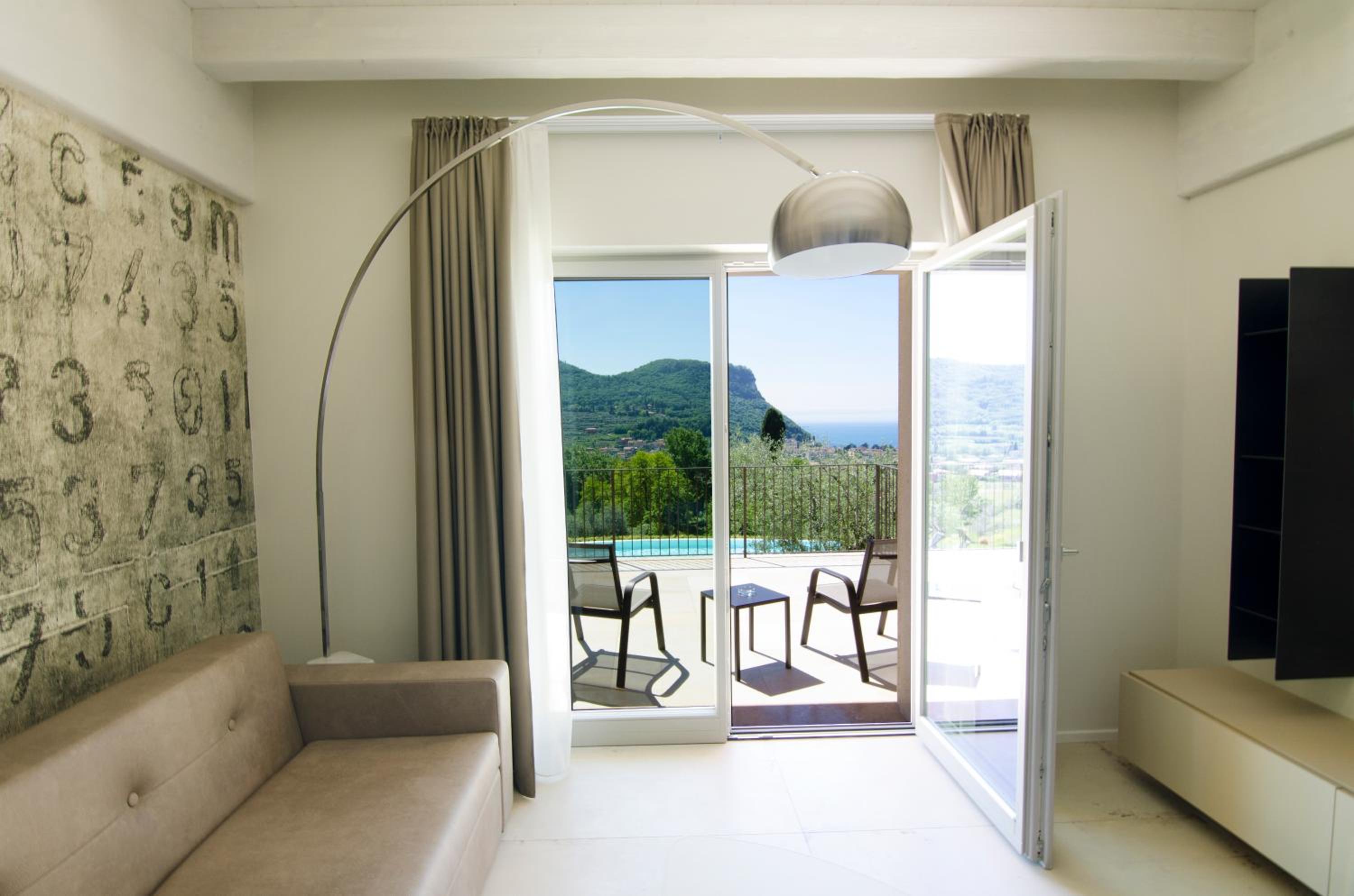 Suite Junior con Balcón y Vista al Lago