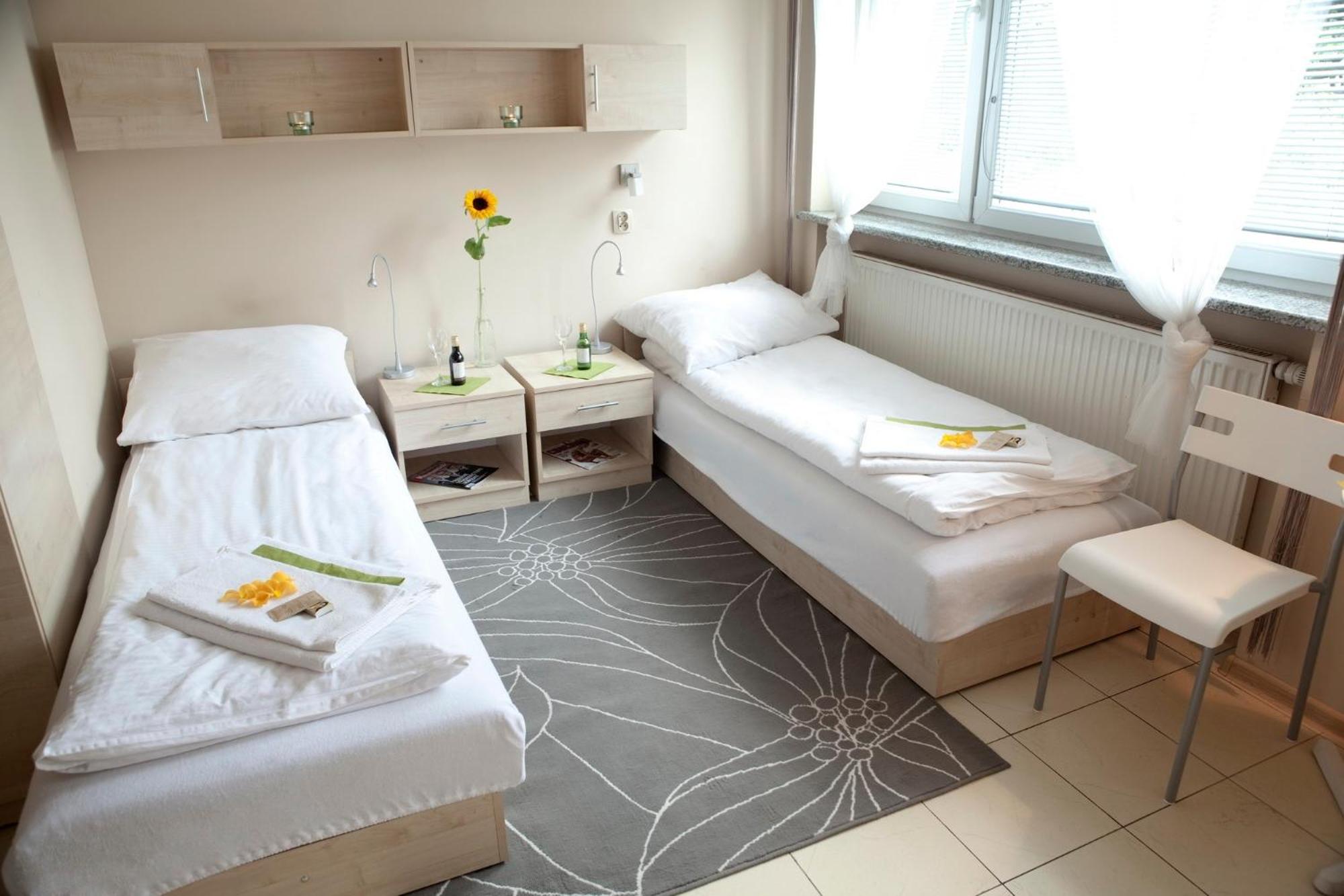 Economy Twin Room - Photo 7