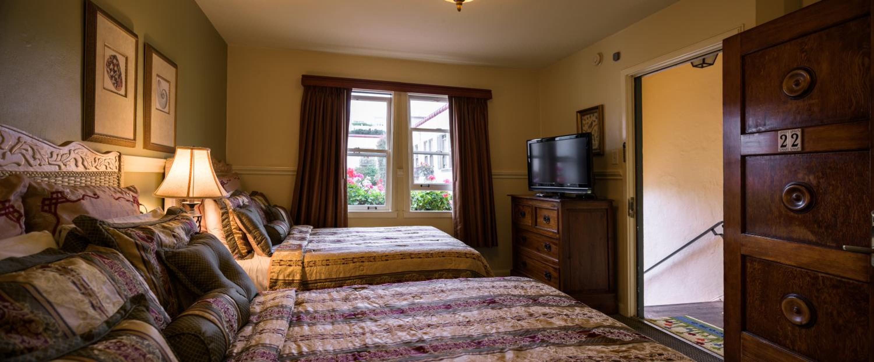 Courtyard Room with Two Double Beds and Kitchen (Dog Friendly) thumbnail 5