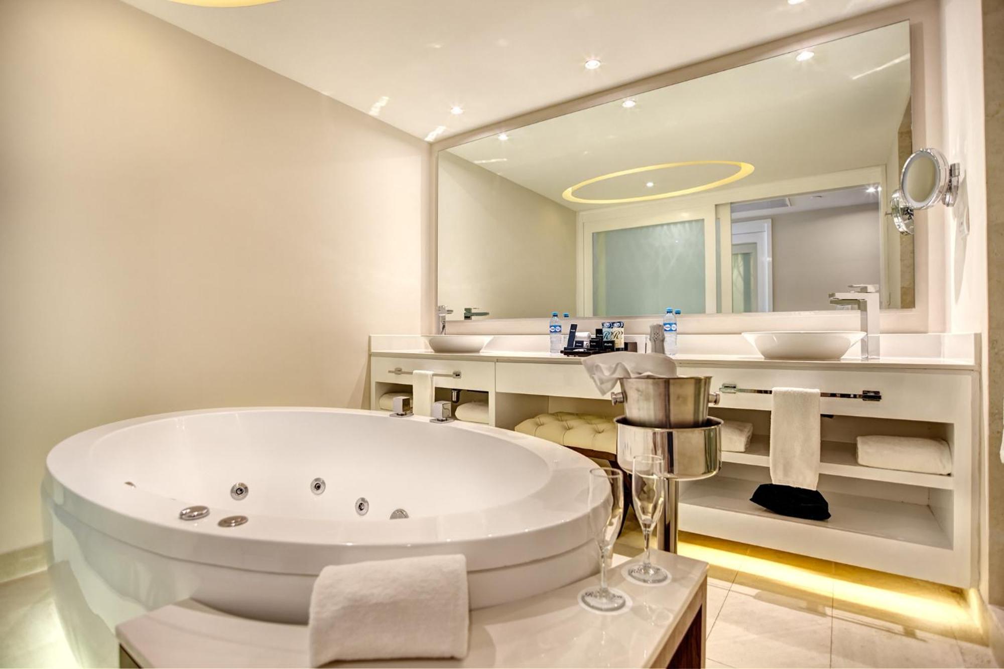Luxury Family Suite Ocean View photo 3