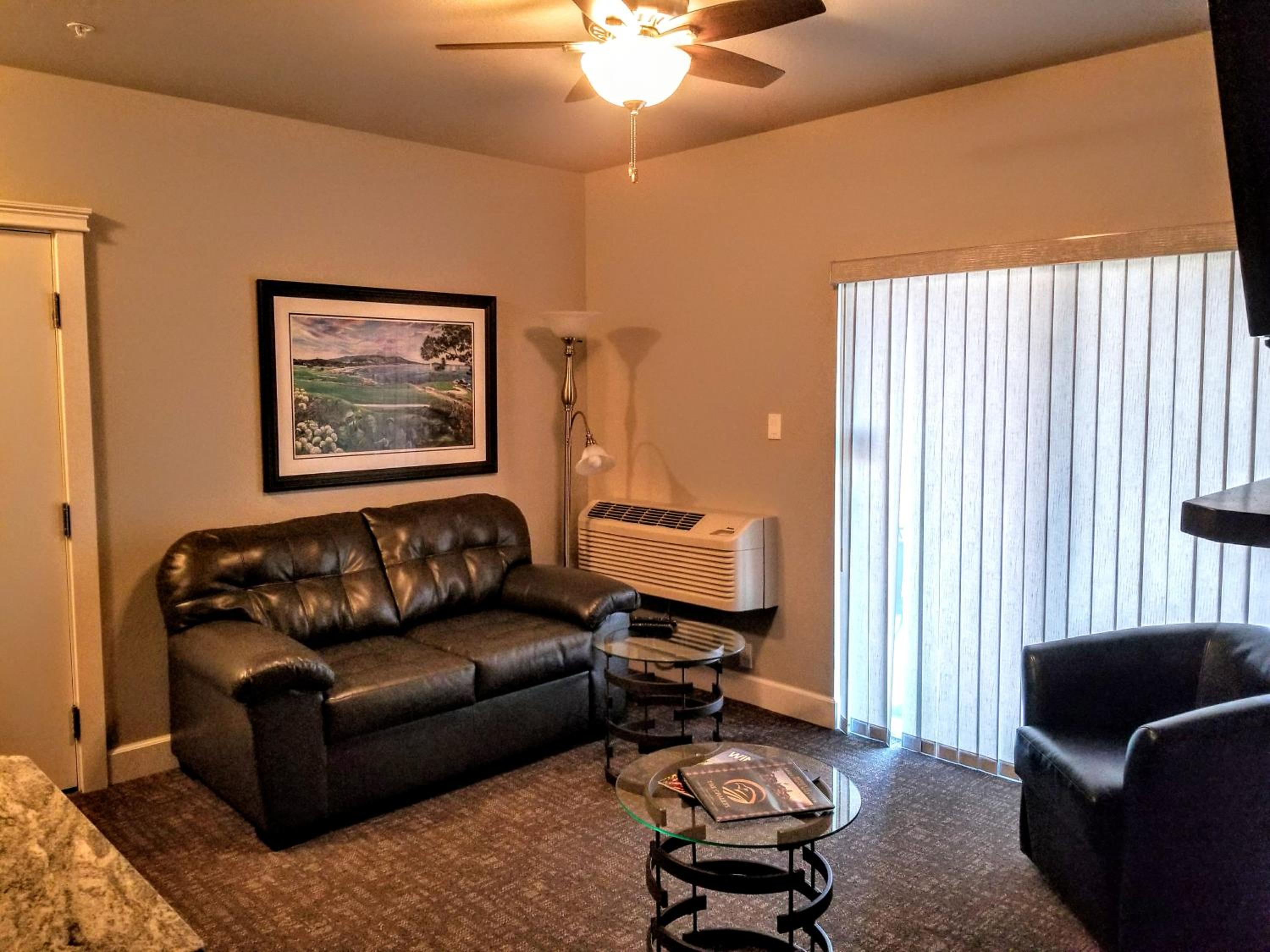 Deluxe Queen Suite photo 3