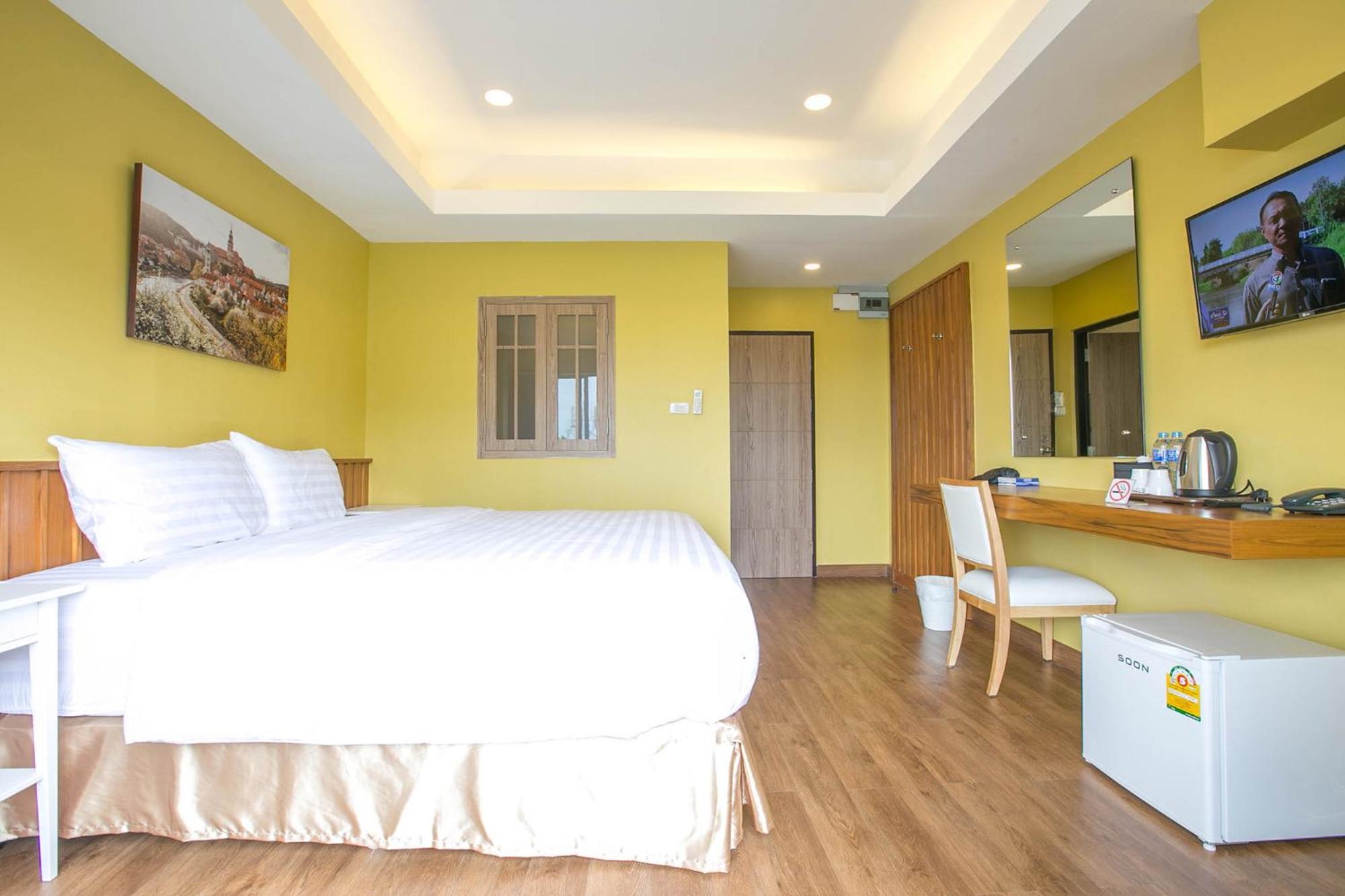 Deluxe King Room - Non-Smoking - Photo 9