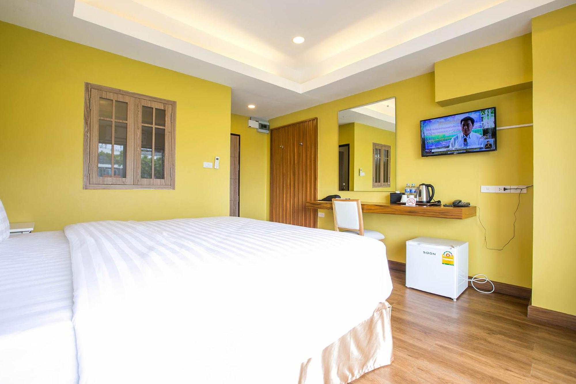 Deluxe King Room - Non-Smoking - Photo 8