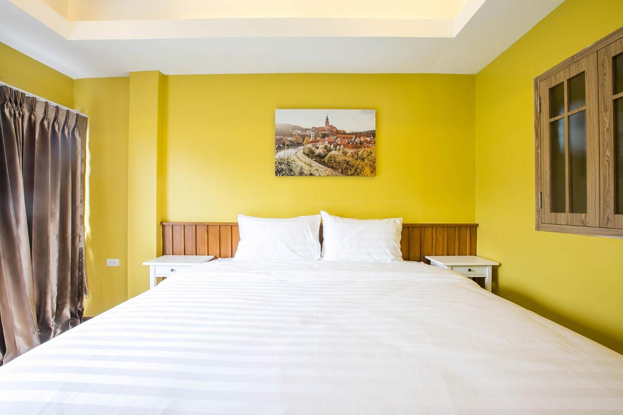 Deluxe King Room - Non-Smoking - Photo 7