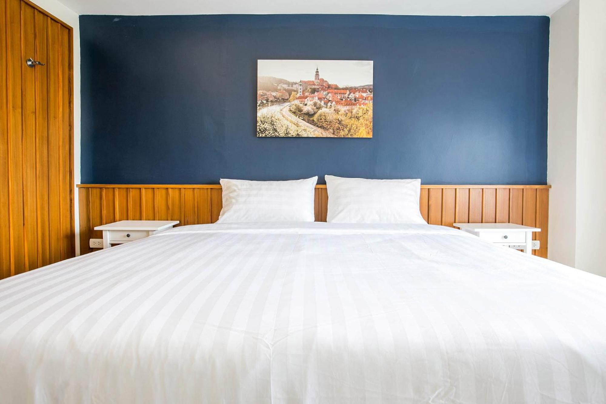 Deluxe King Room - Non-Smoking - Photo 6