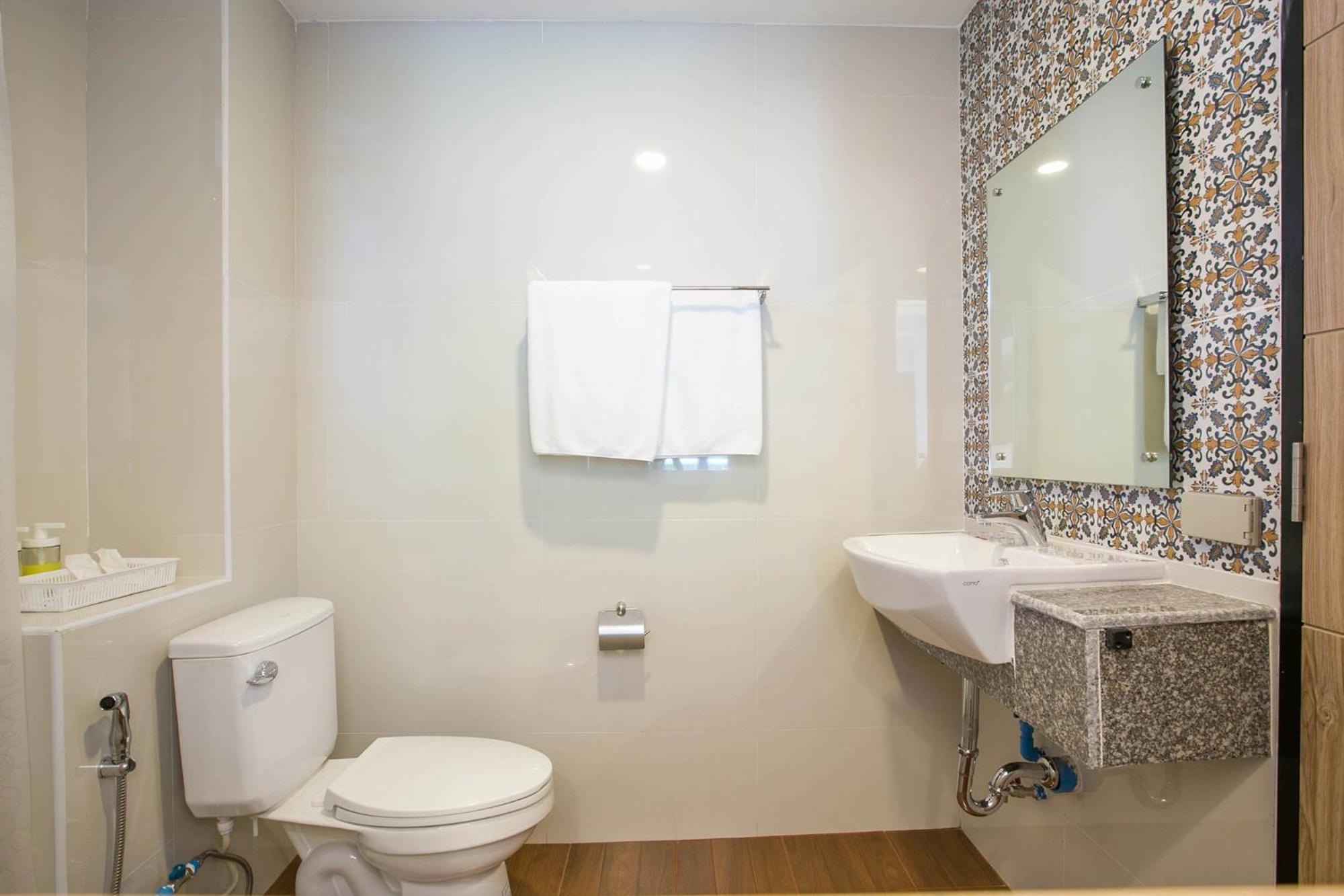Deluxe King Room - Non-Smoking - Photo 5