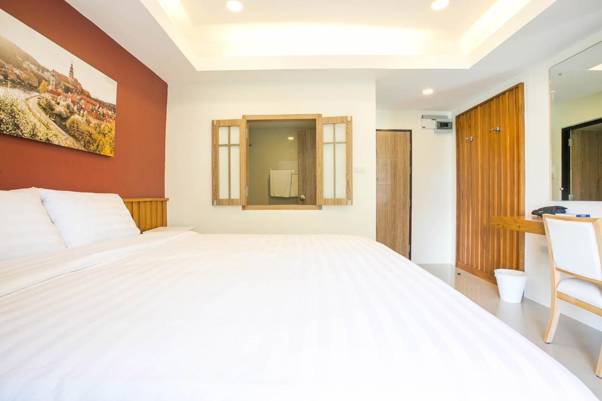 Deluxe King Room - Non-Smoking - Photo 4