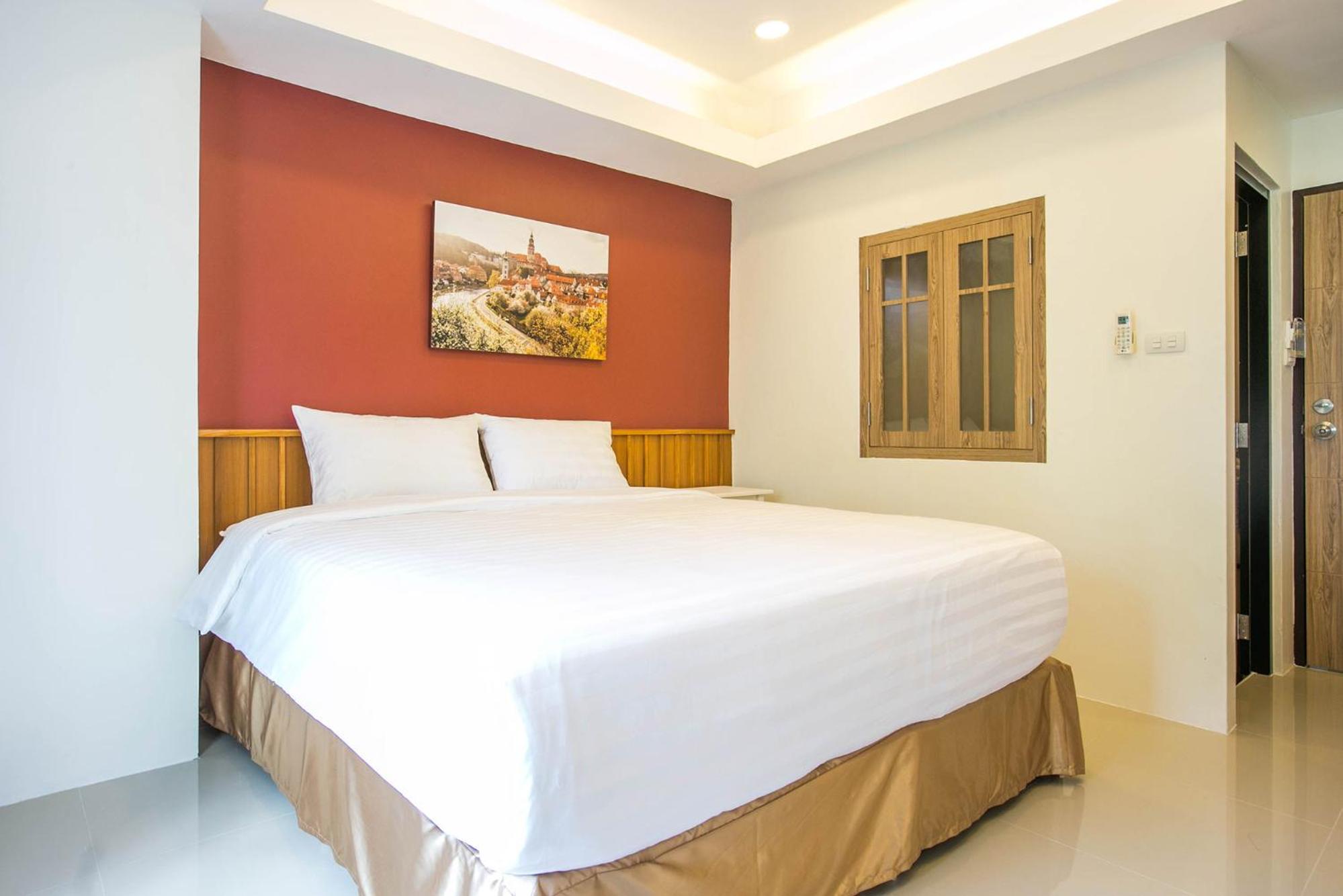 Deluxe King Room - Non-Smoking - Photo 3