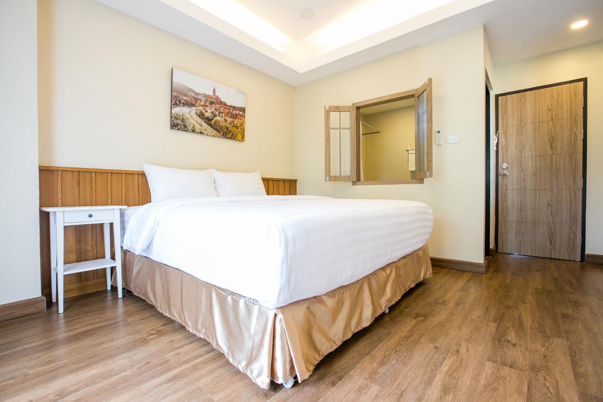 Deluxe King Room - Non-Smoking - Photo 2