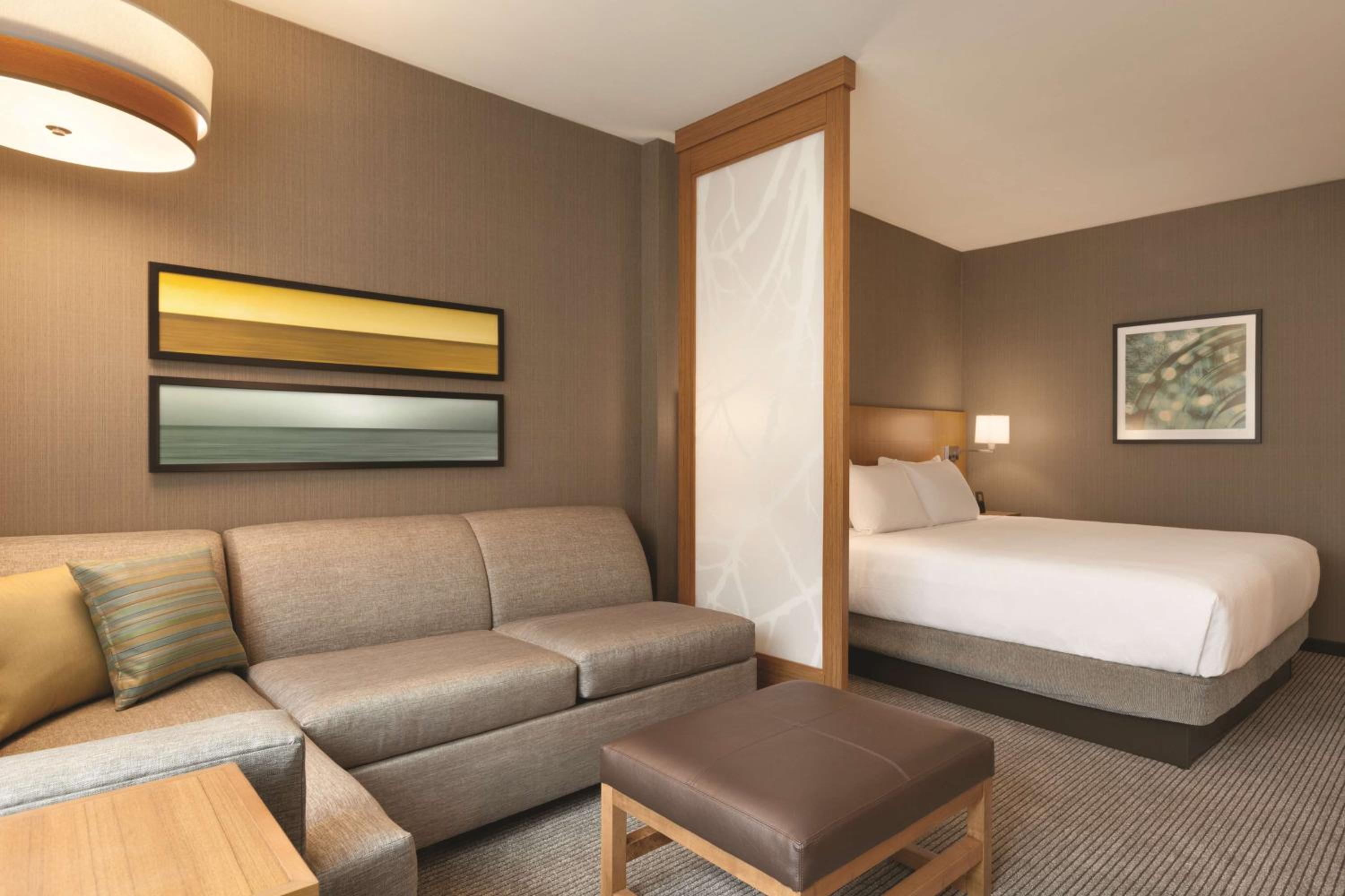 King Room with Sofa Bed - High Floor thumbnail 6