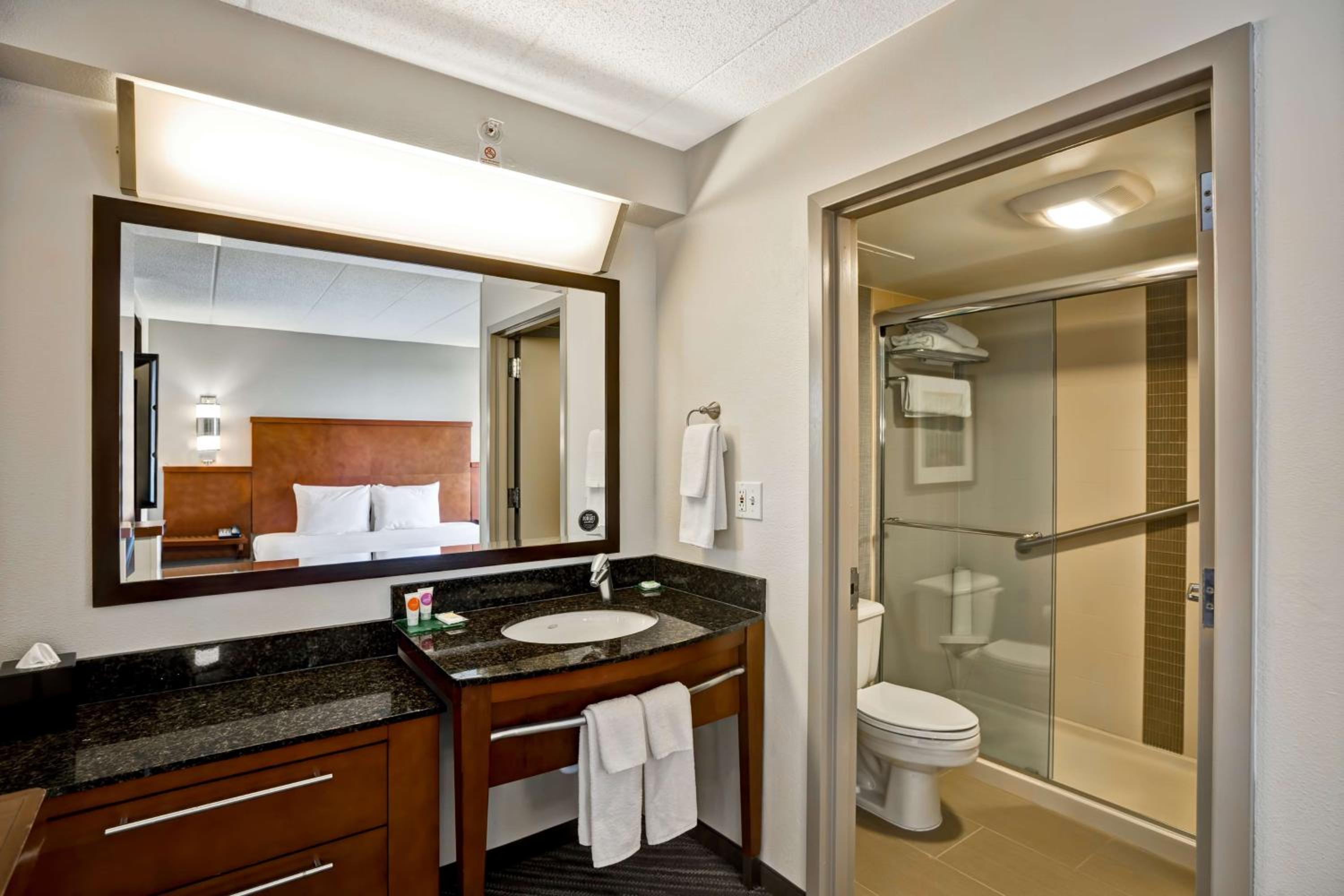 Double Room with Two Double Beds and Accessible Tub - Disability Access photo 3