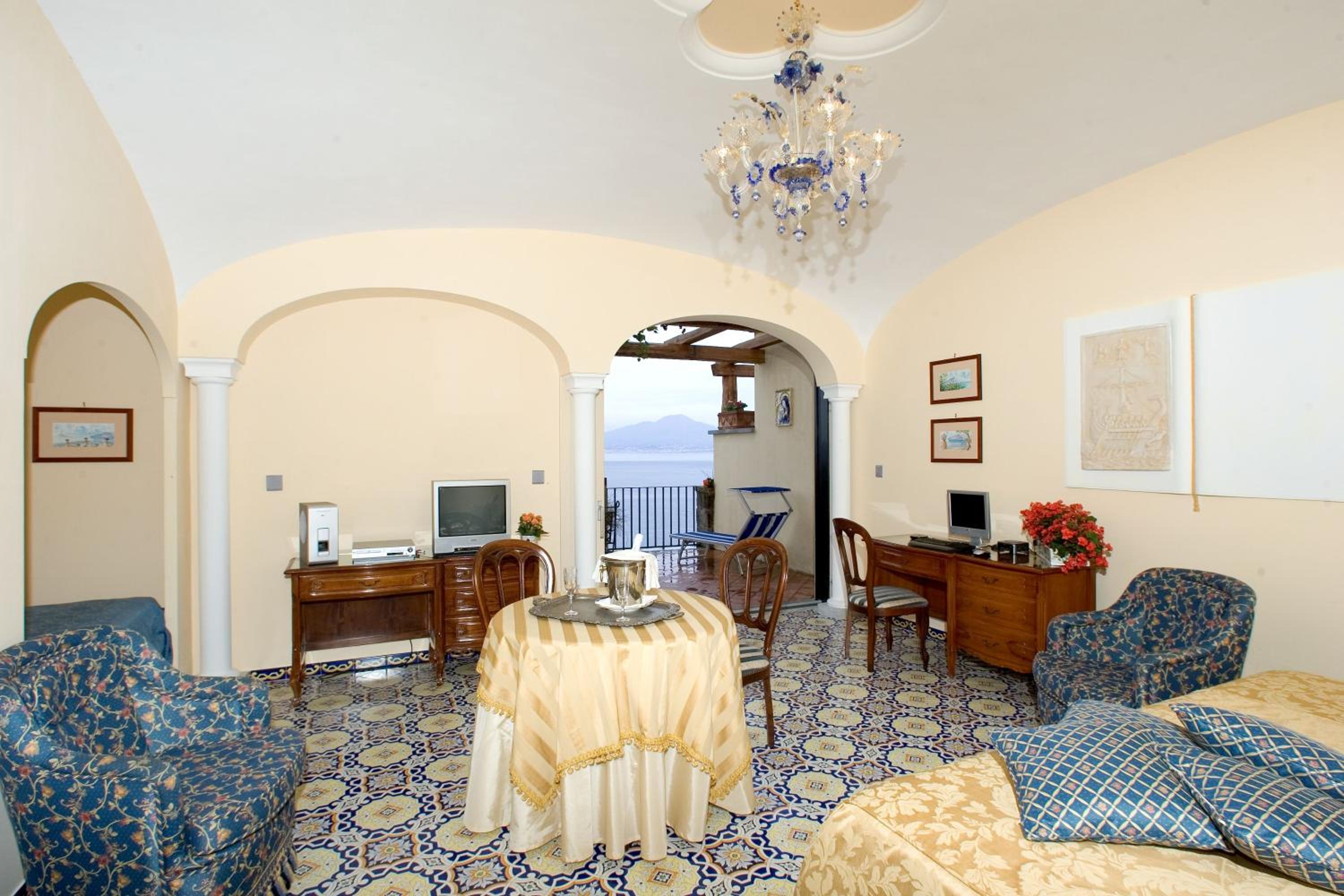 Suite - Photo 1