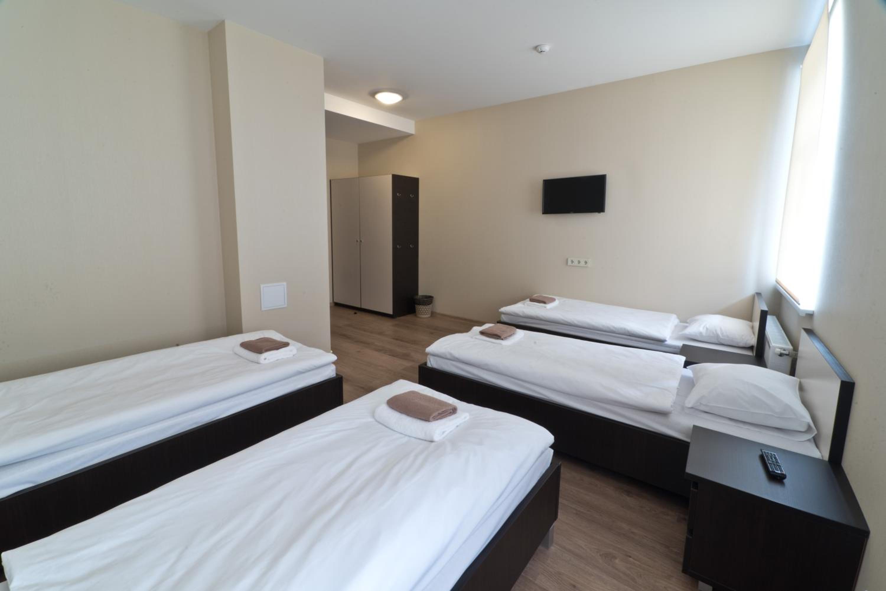 Quadruple Room with four single beds photo 3