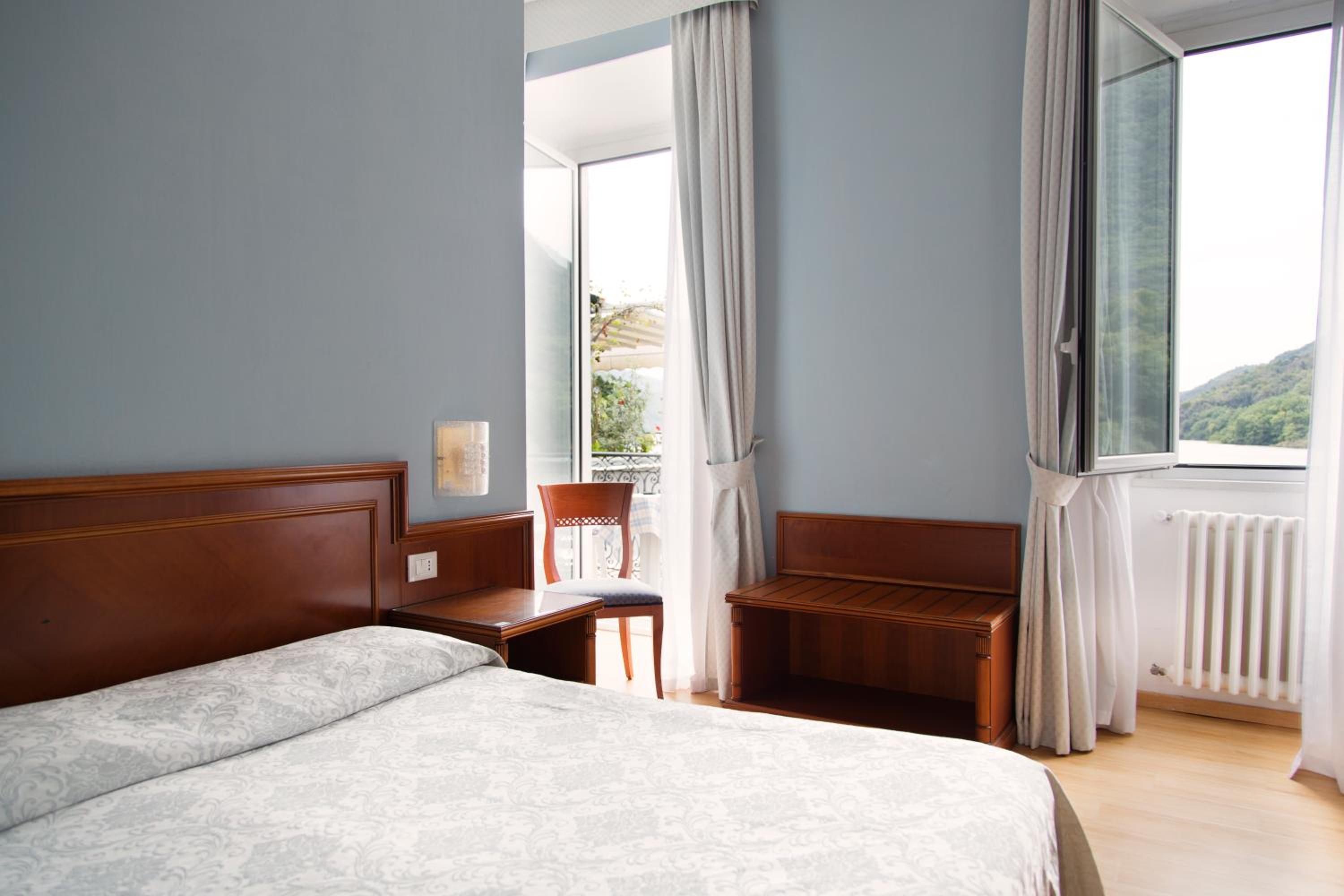 Double or Twin Room with Lake View - Photo 15