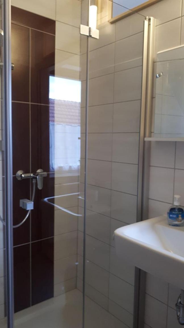 Standard Double Room - Photo 9