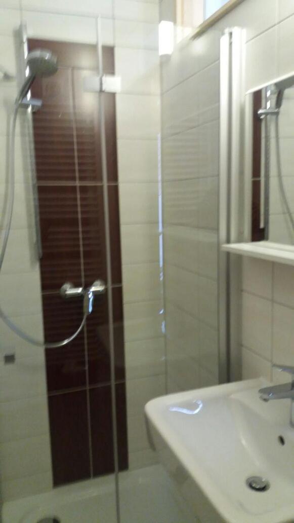 Standard Double Room - Photo 11