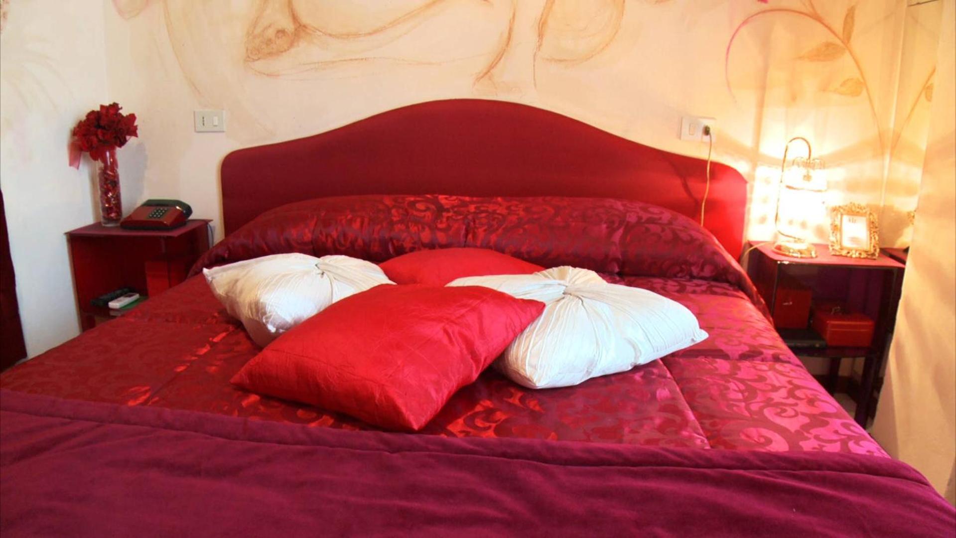 Double Room with Balcony - Photo 7