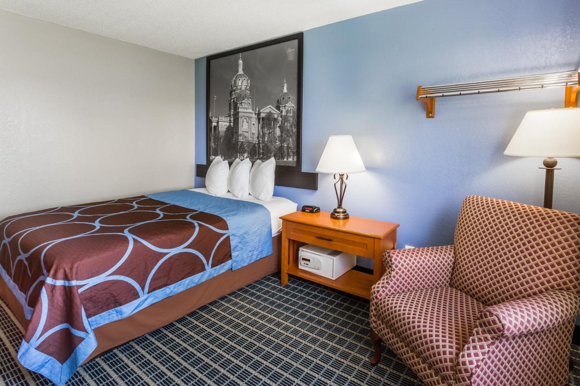 Queen Room - Non-Smoking - Photo 9