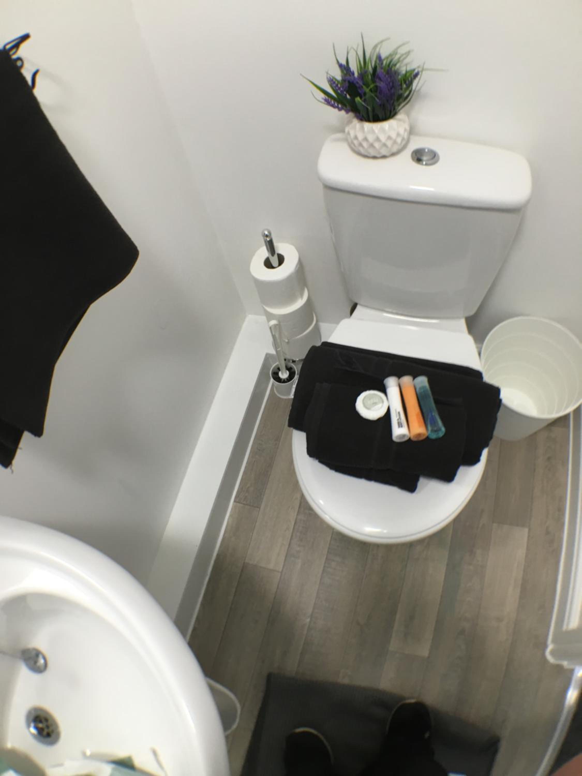 Budget Double Room - Photo 9
