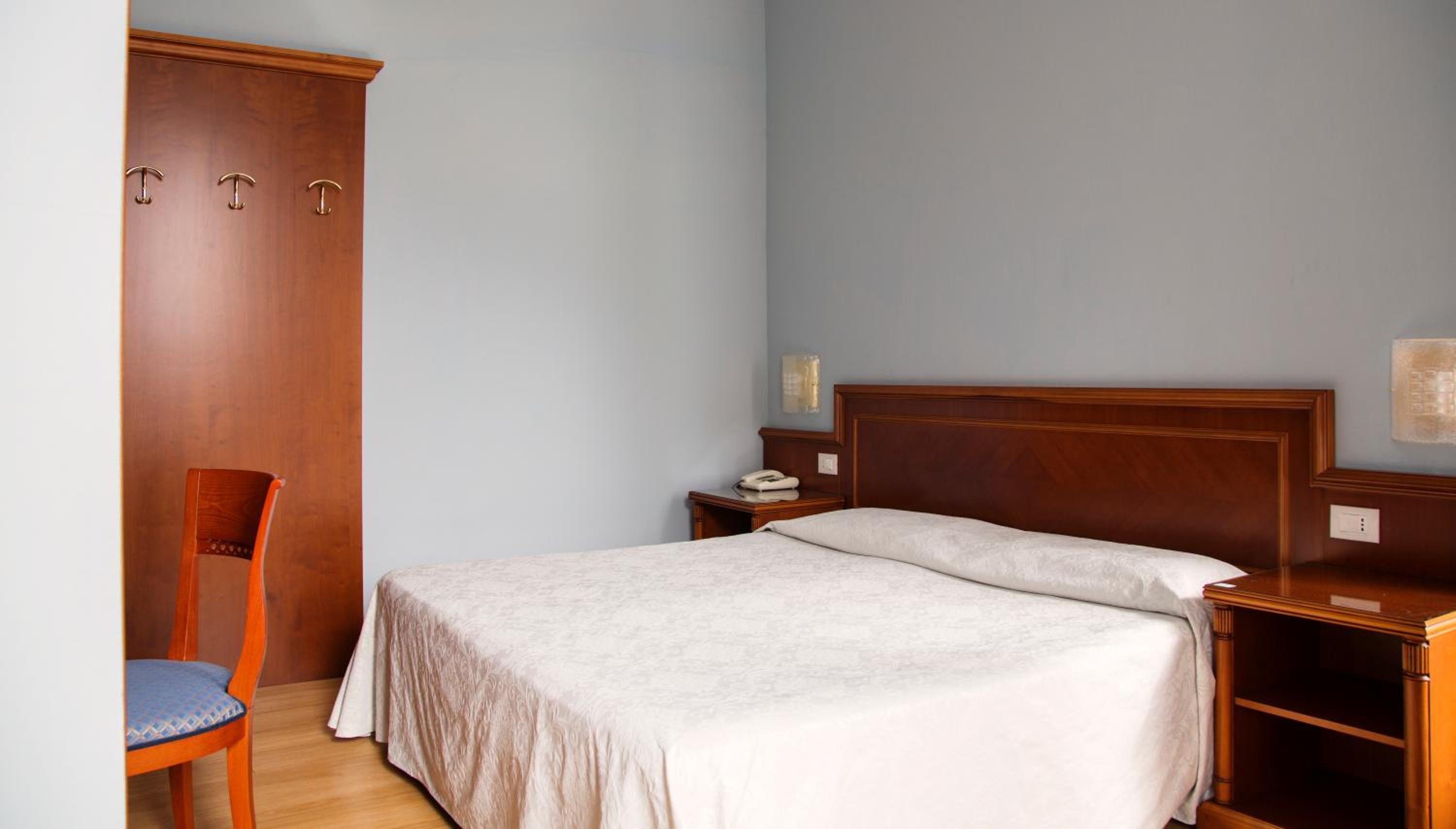 Double or Twin Room - Photo 4