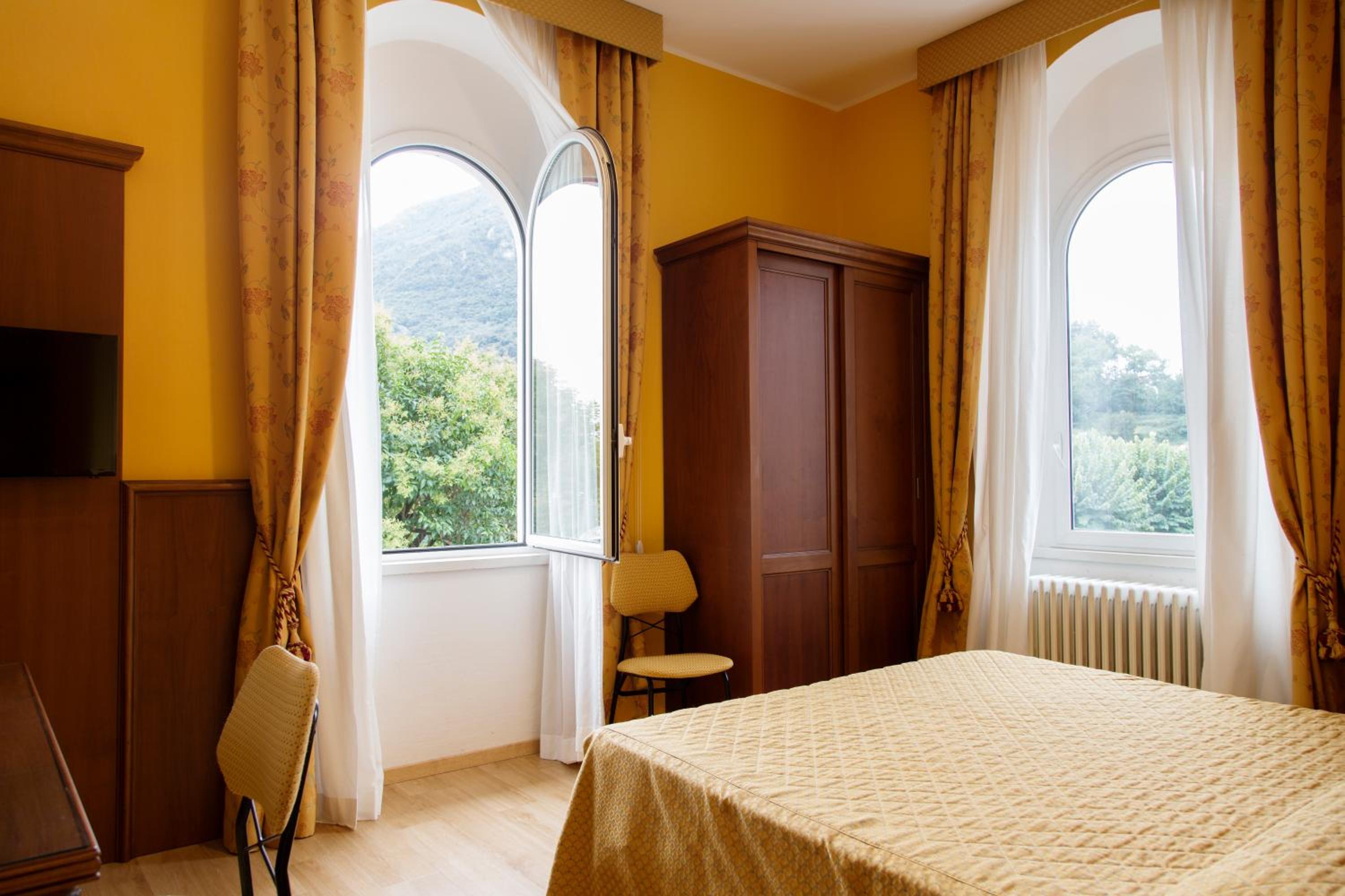 Double or Twin Room with Lake View - Photo 14