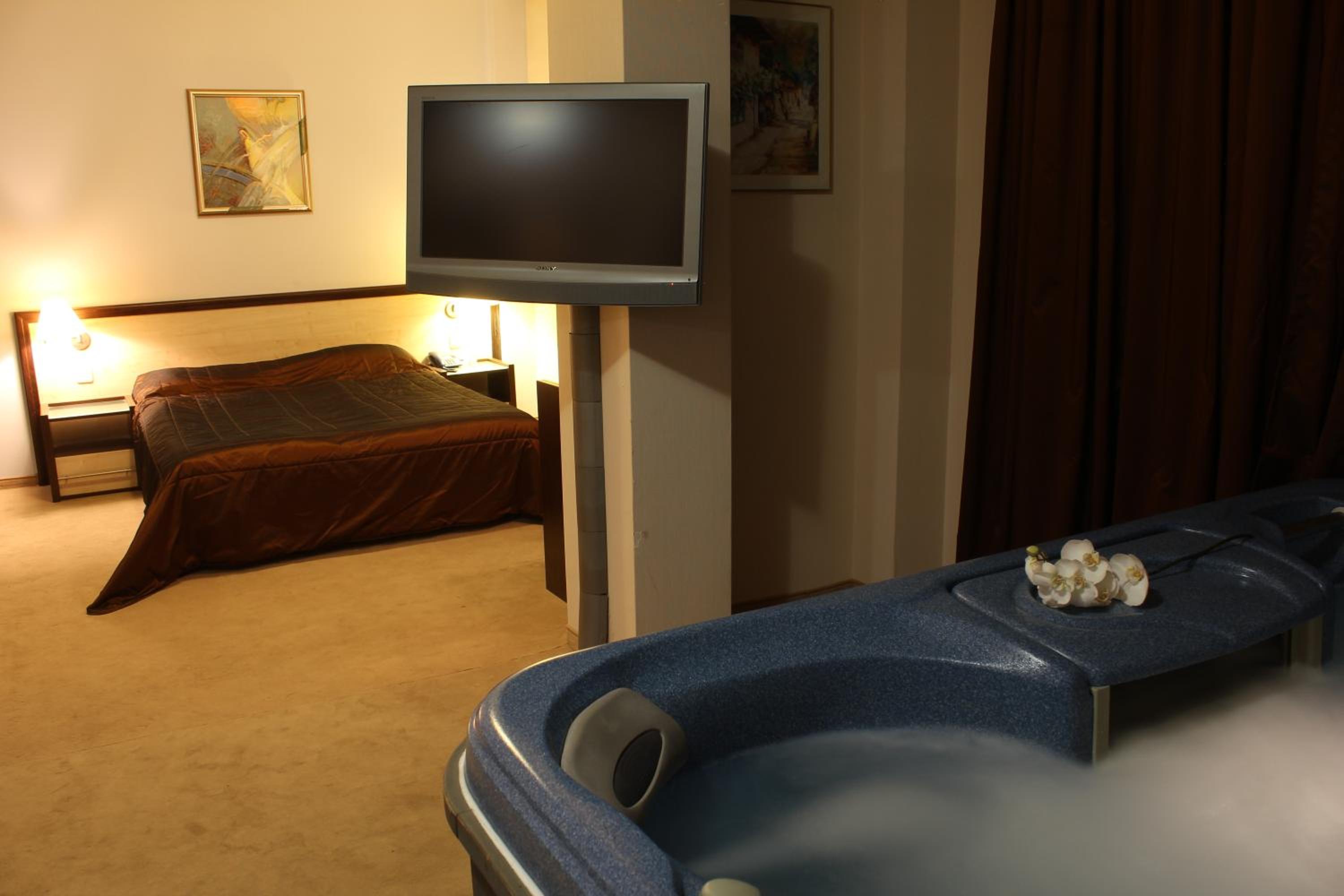 Suite with Sauna and Hot Tub (Jacuzzi) - Photo 2
