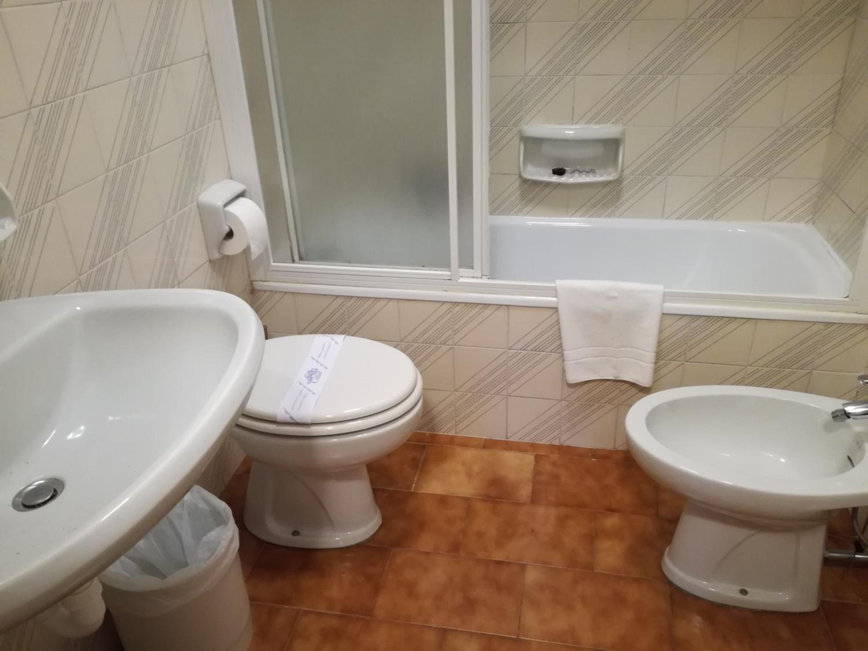 Double or Twin Room - Photo 7
