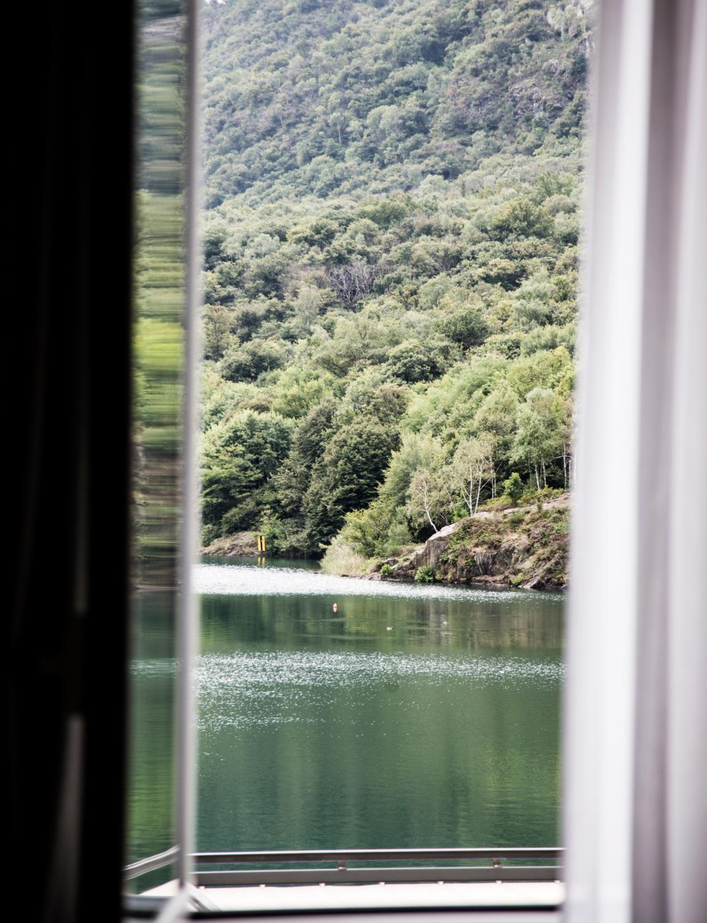 Double or Twin Room with Lake View - Photo 5