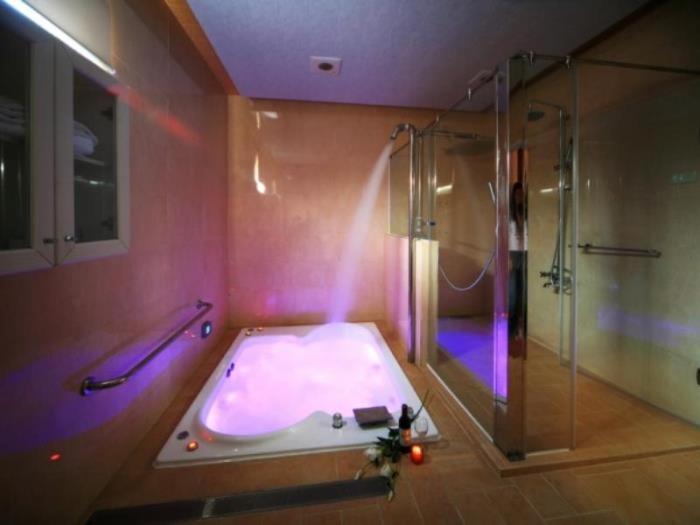 Deluxe Double Room with Bath photo 3