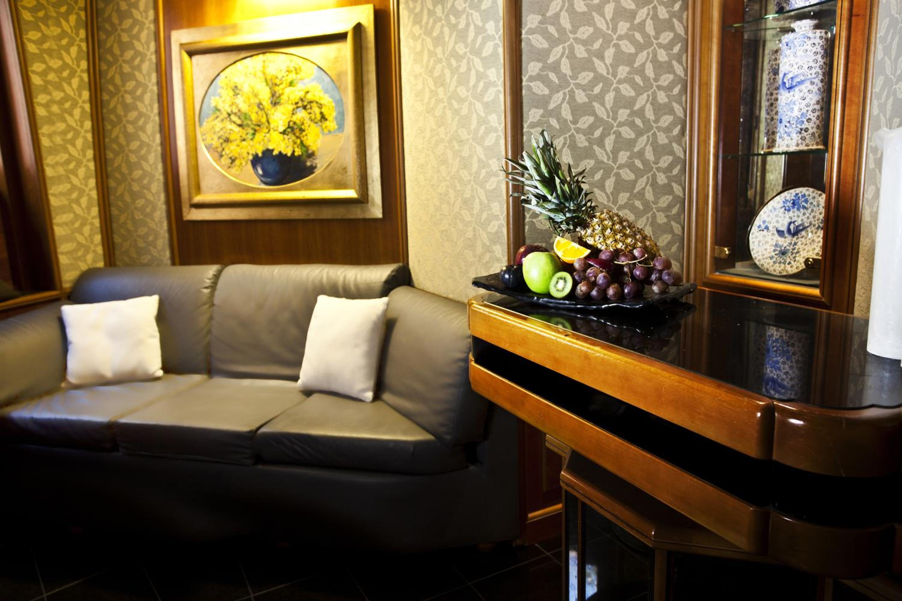 Triple Room thumbnail 5
