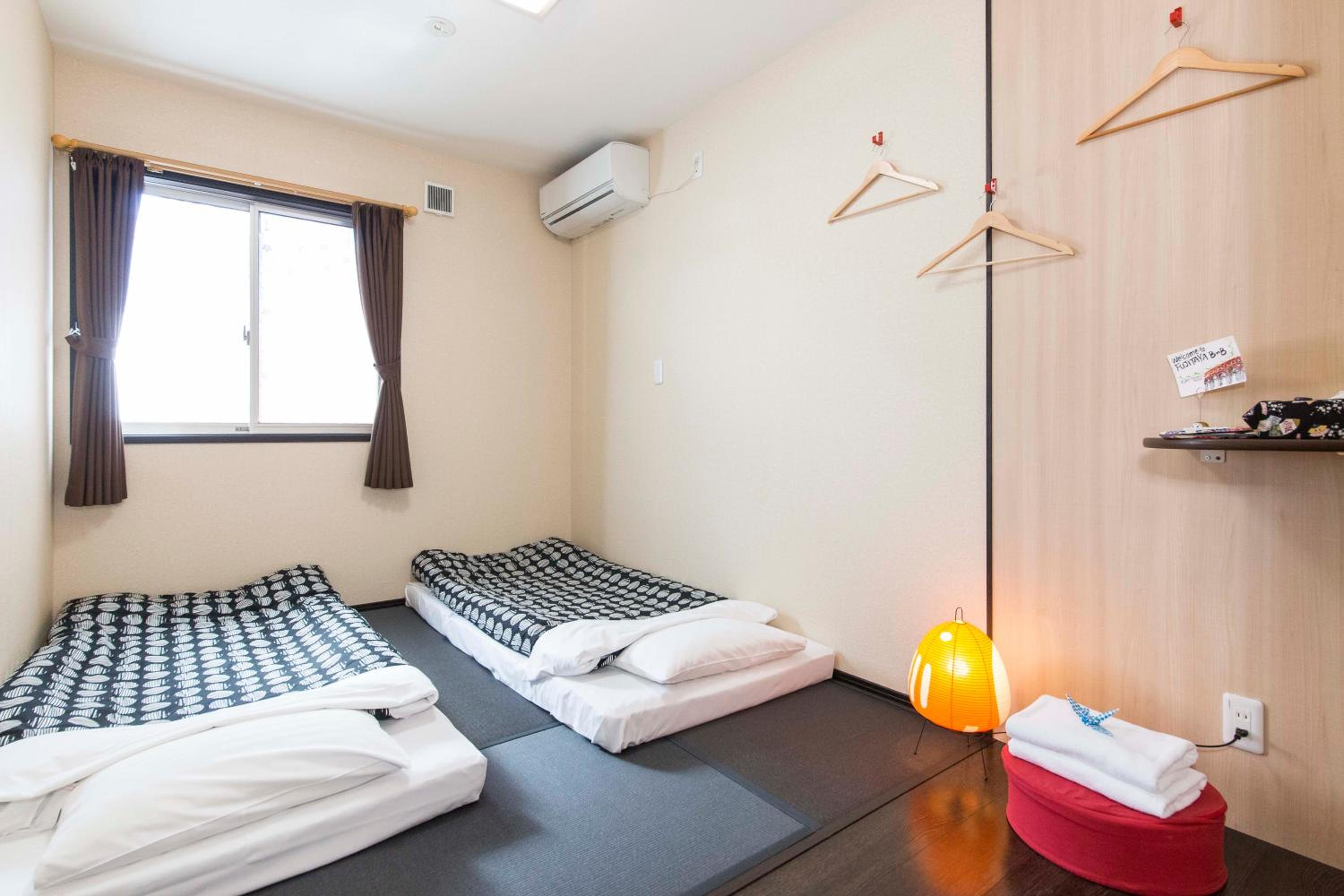 Standard Twin Room with Shared Bathroom photo 3