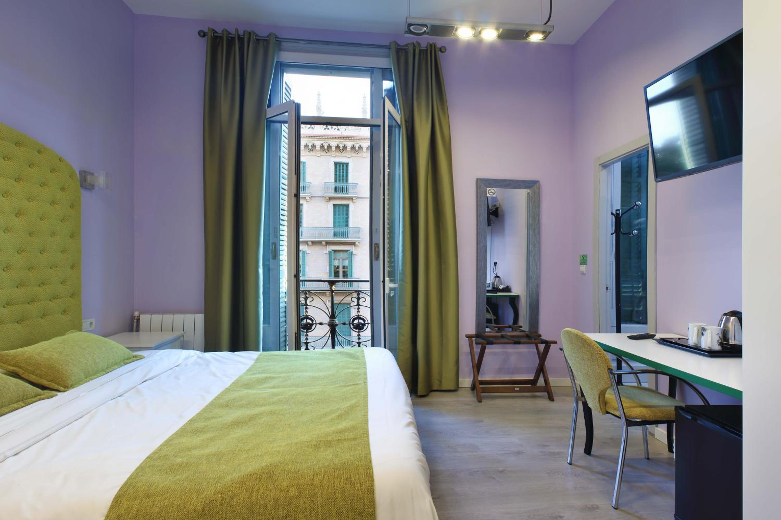 Habitación sencilla con vista a la ciudad