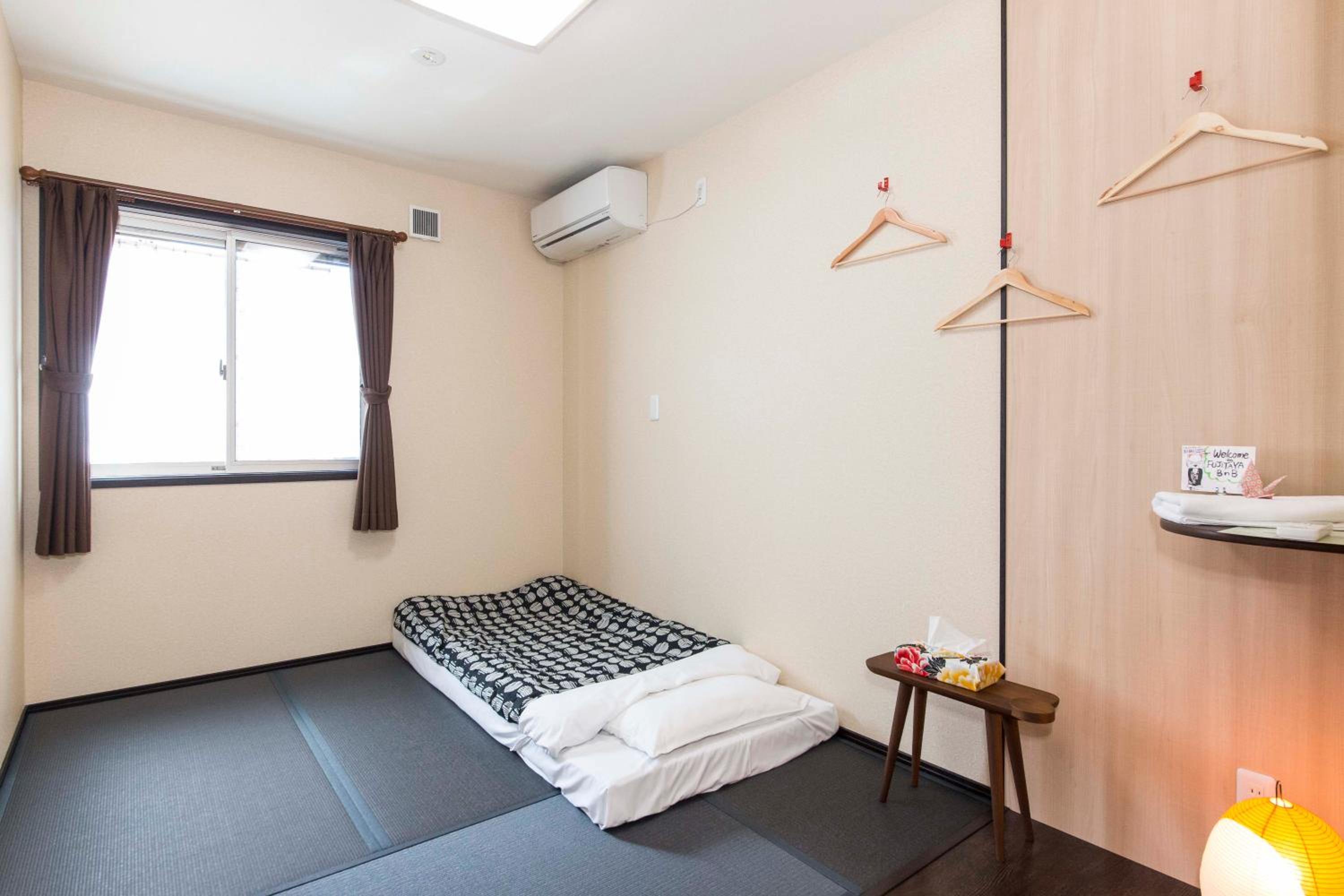 Standard Twin Room with Shared Bathroom photo 2