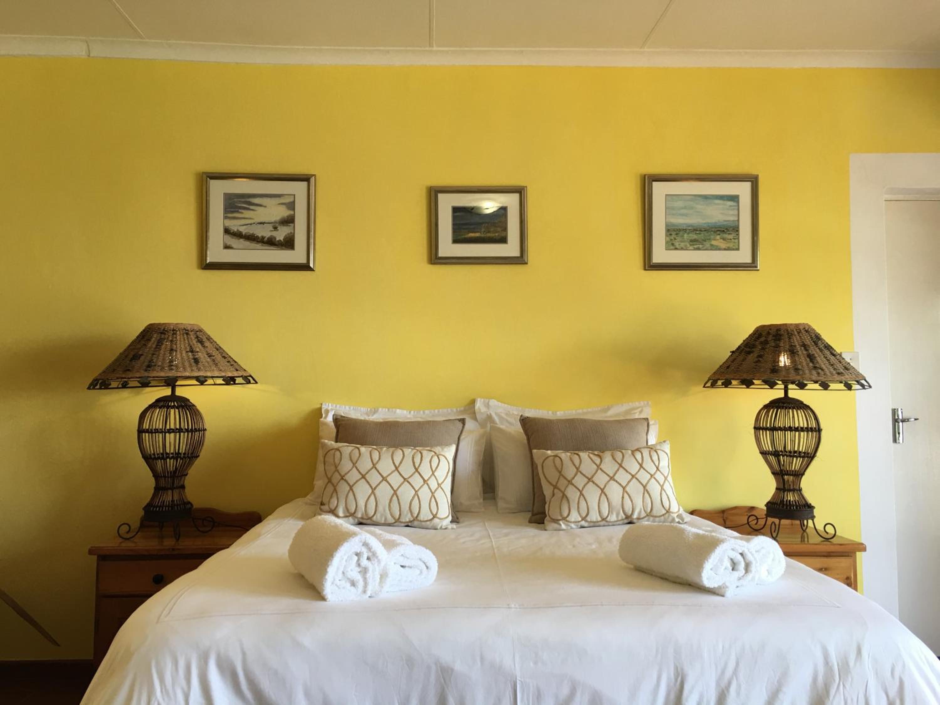 Queen Room with Pool View - Photo 4