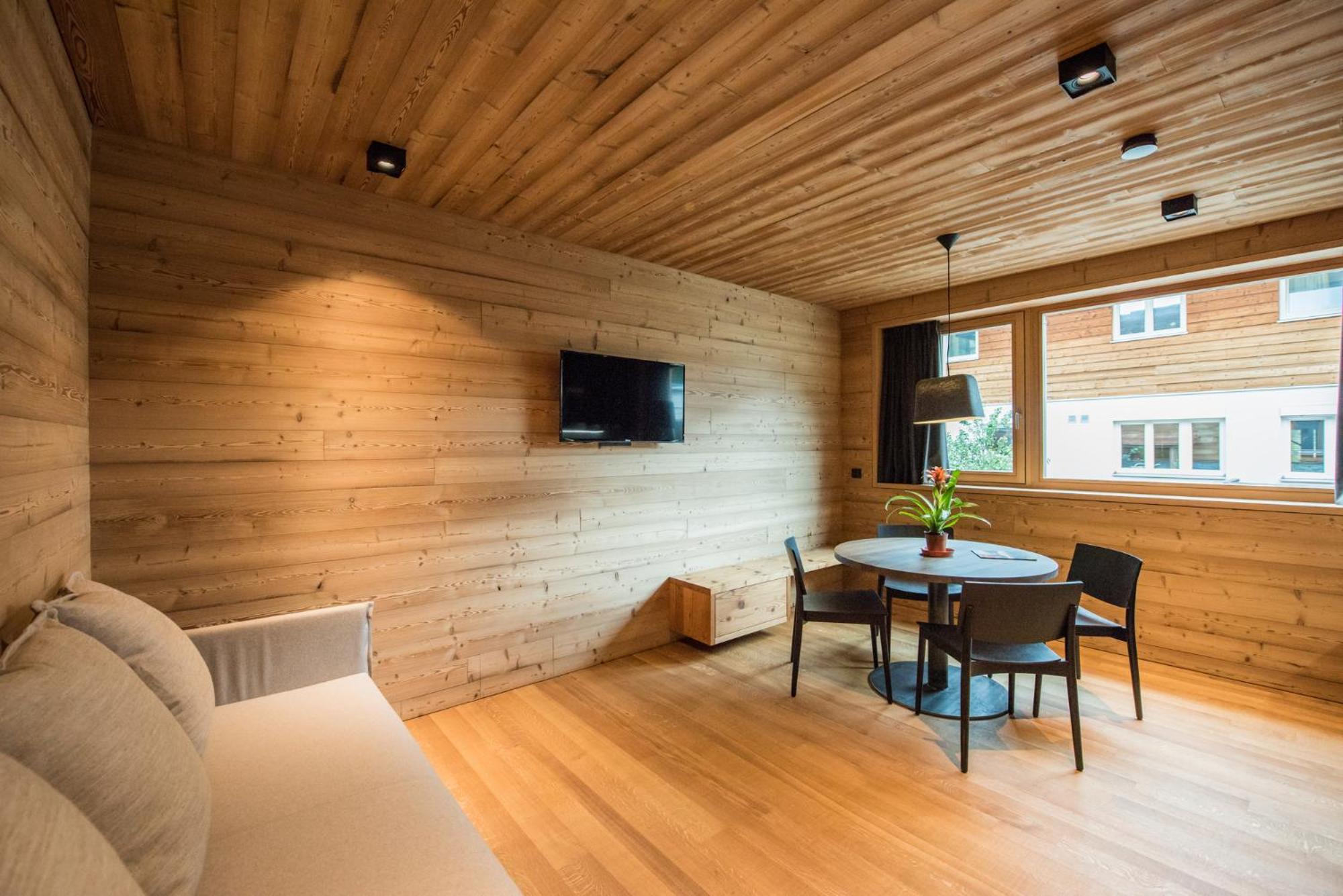 Apartment with Mountain View