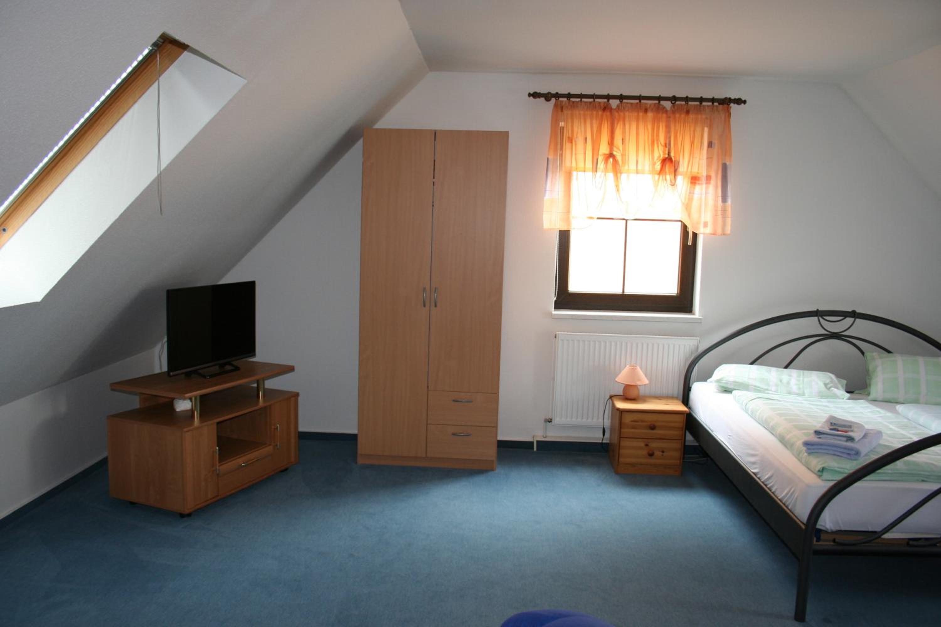 Family Room with Private Bathroom - Photo 4