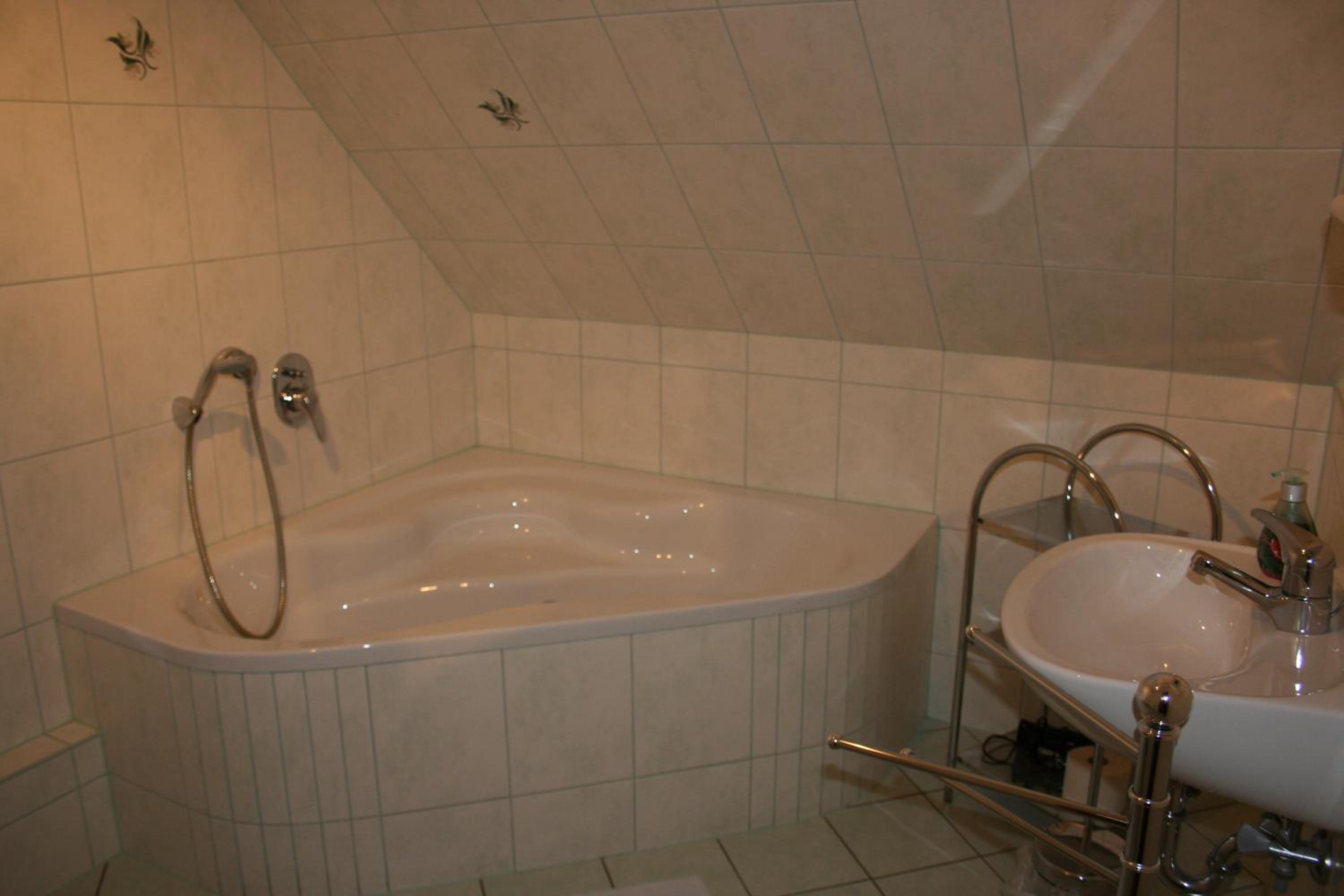 Family Room with Private Bathroom - Photo 3