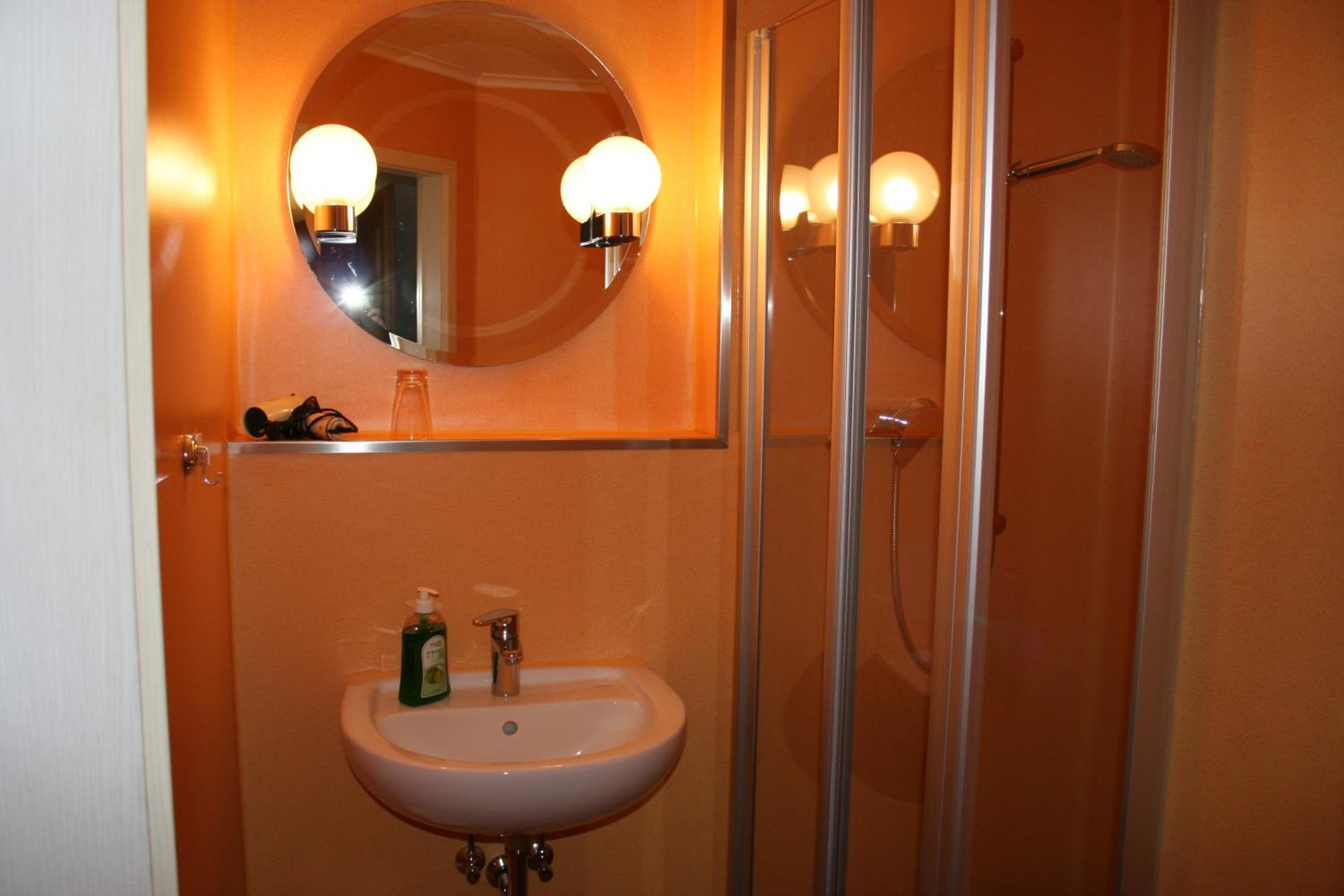 Deluxe Double Room with Shower - Photo 15