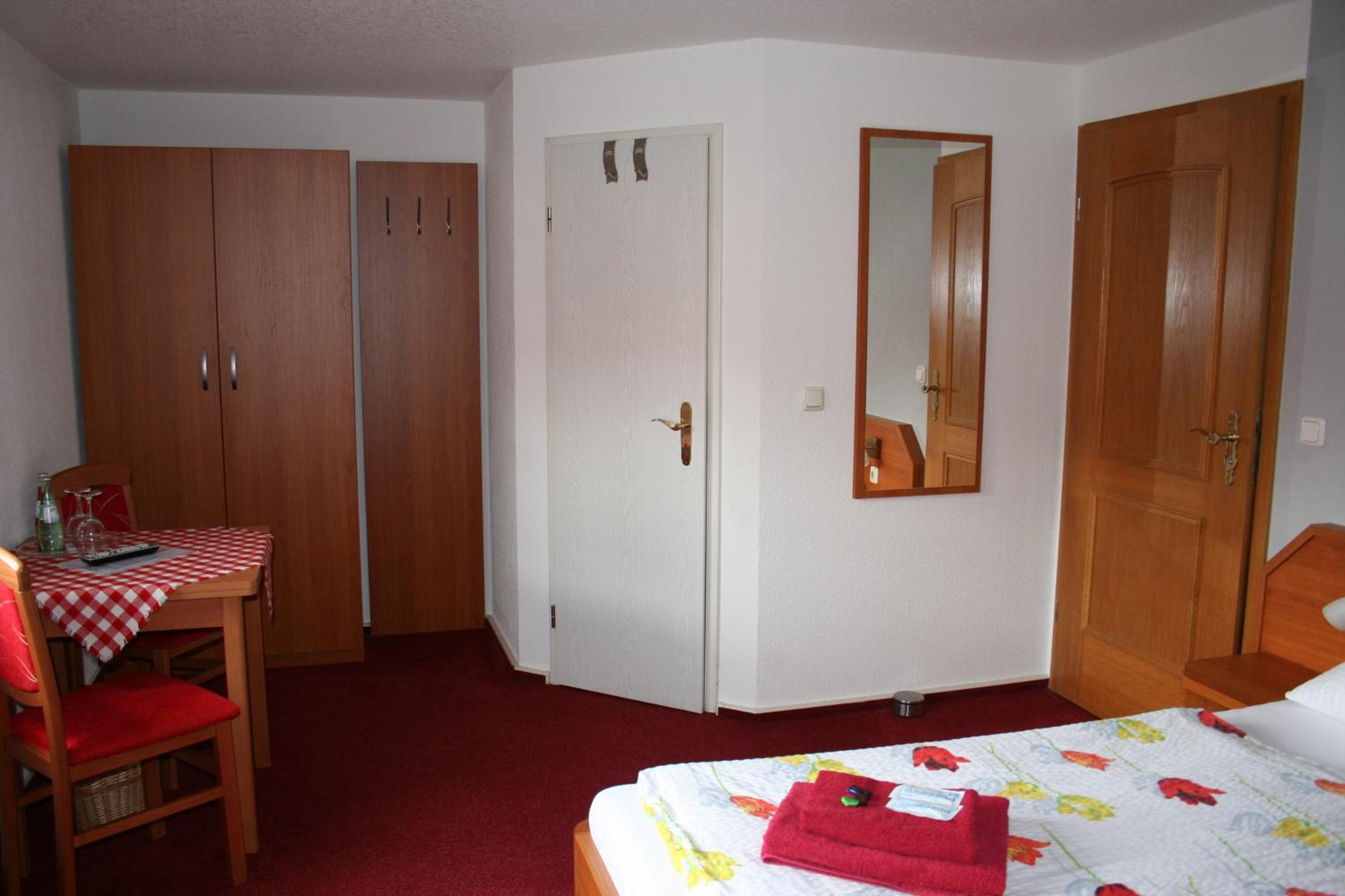 Deluxe Double Room with Shower - Photo 12