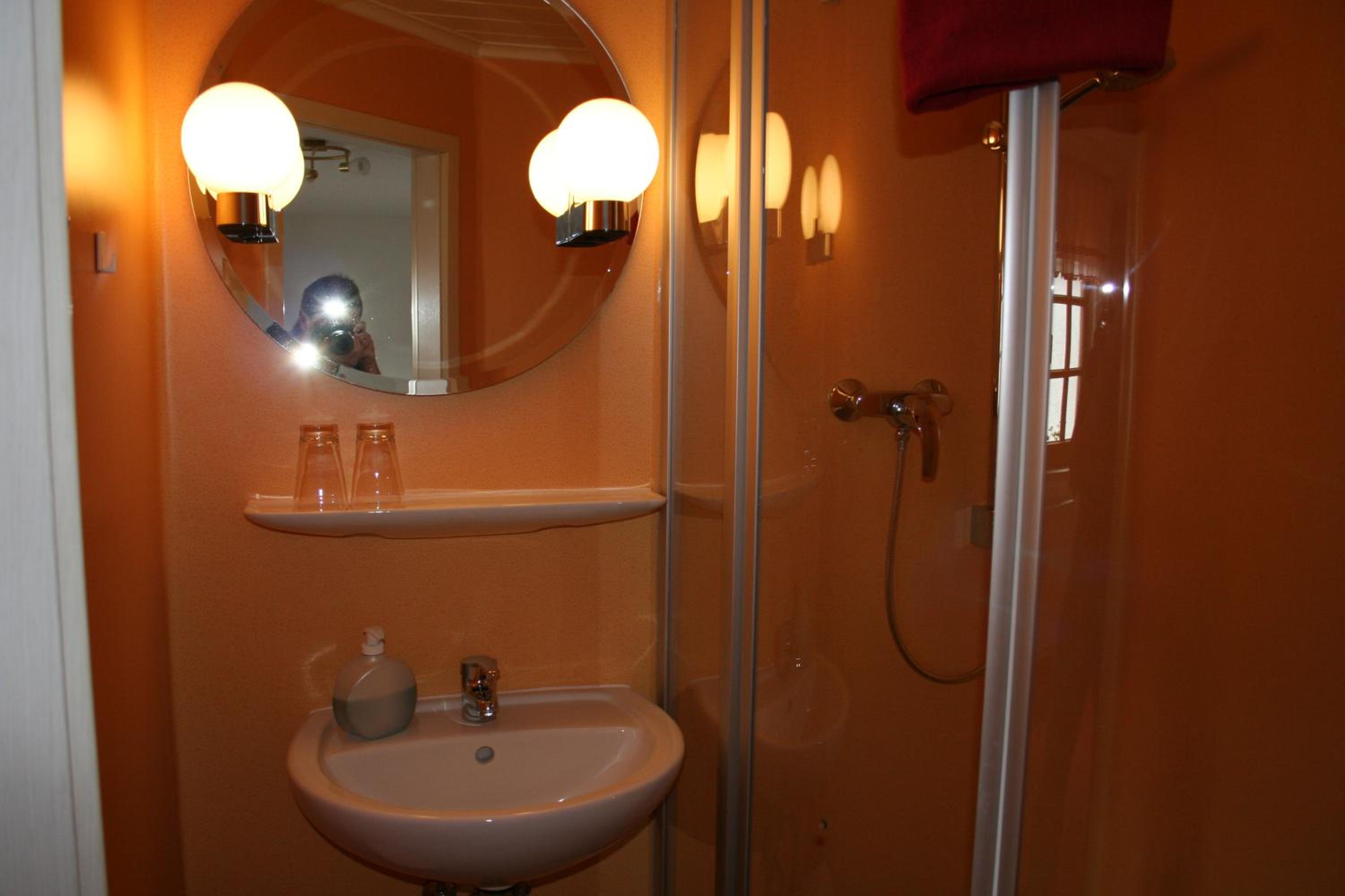Deluxe Double Room with Shower - Photo 11