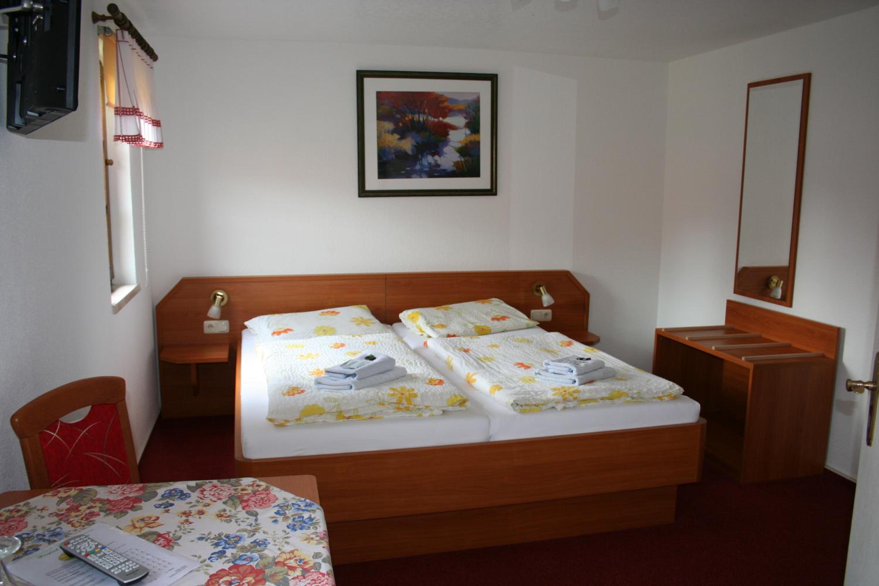 Deluxe Double Room with Shower - Photo 10