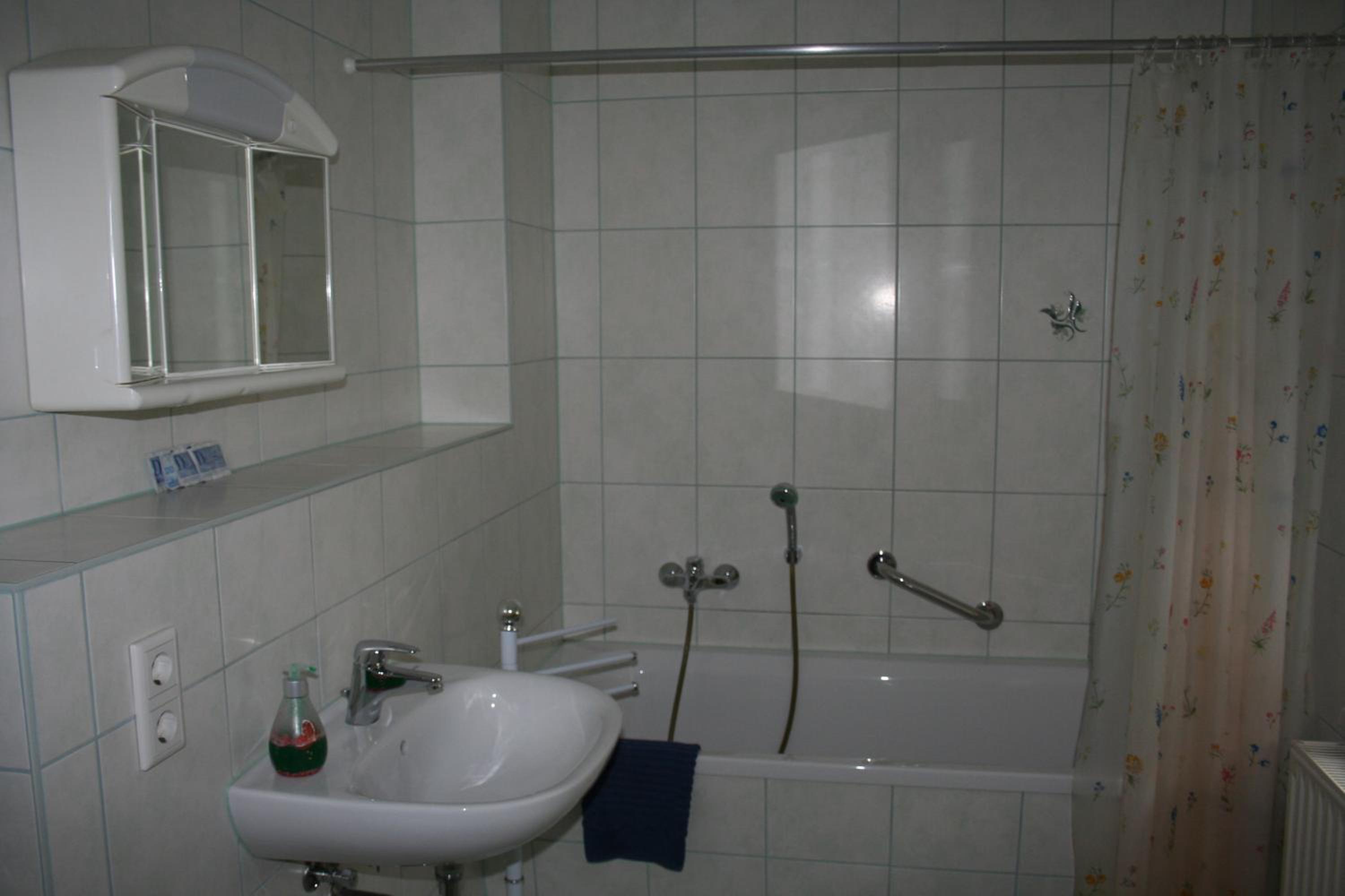 Deluxe Double Room with Shower - Photo 4