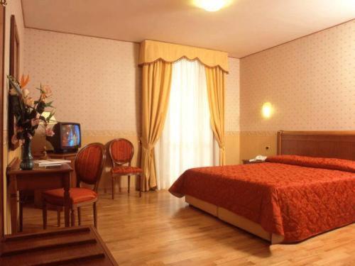 Standard Double Room with Lake View - Photo 1