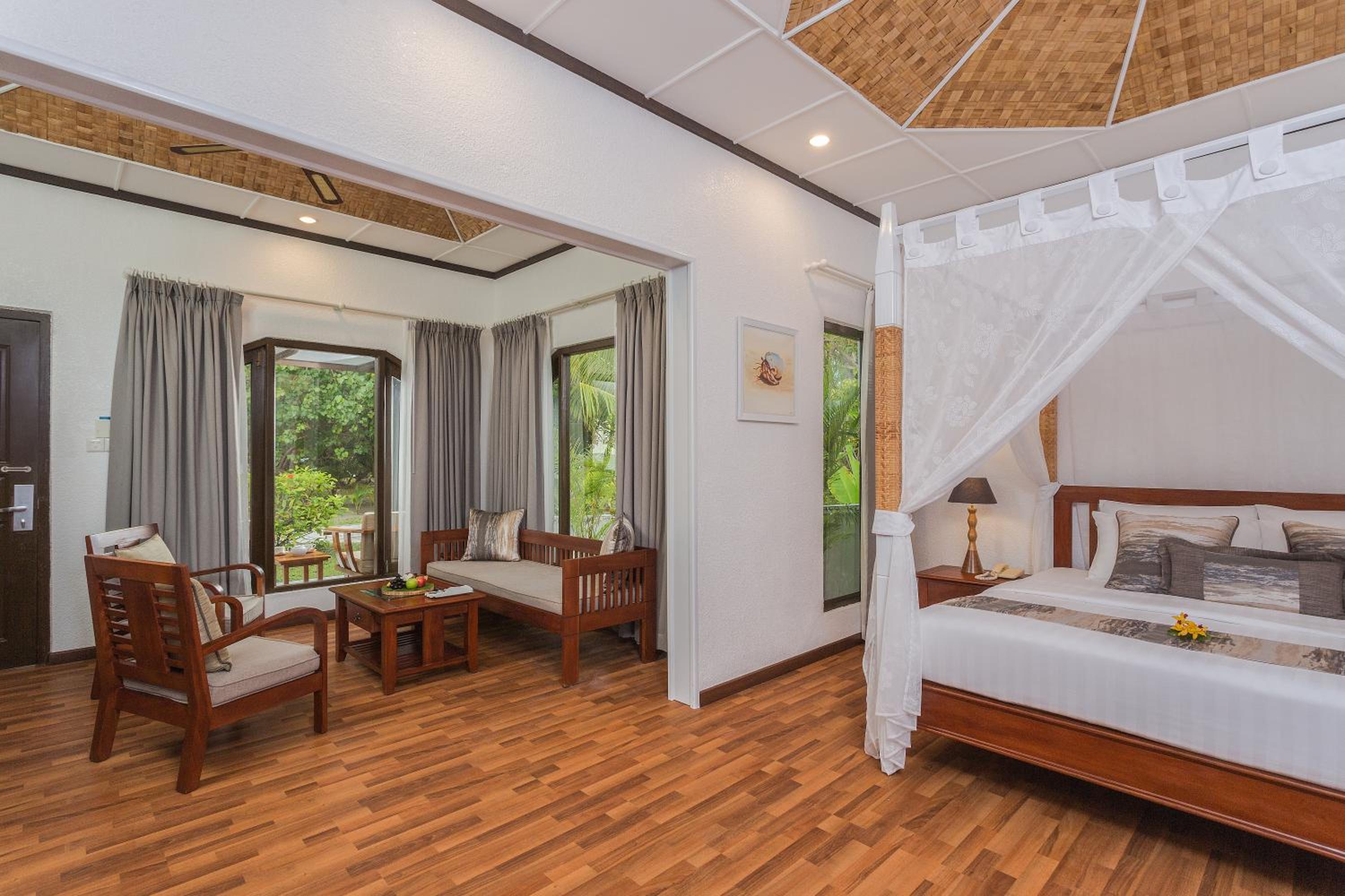 Deluxe Beachfront Room  photo 3