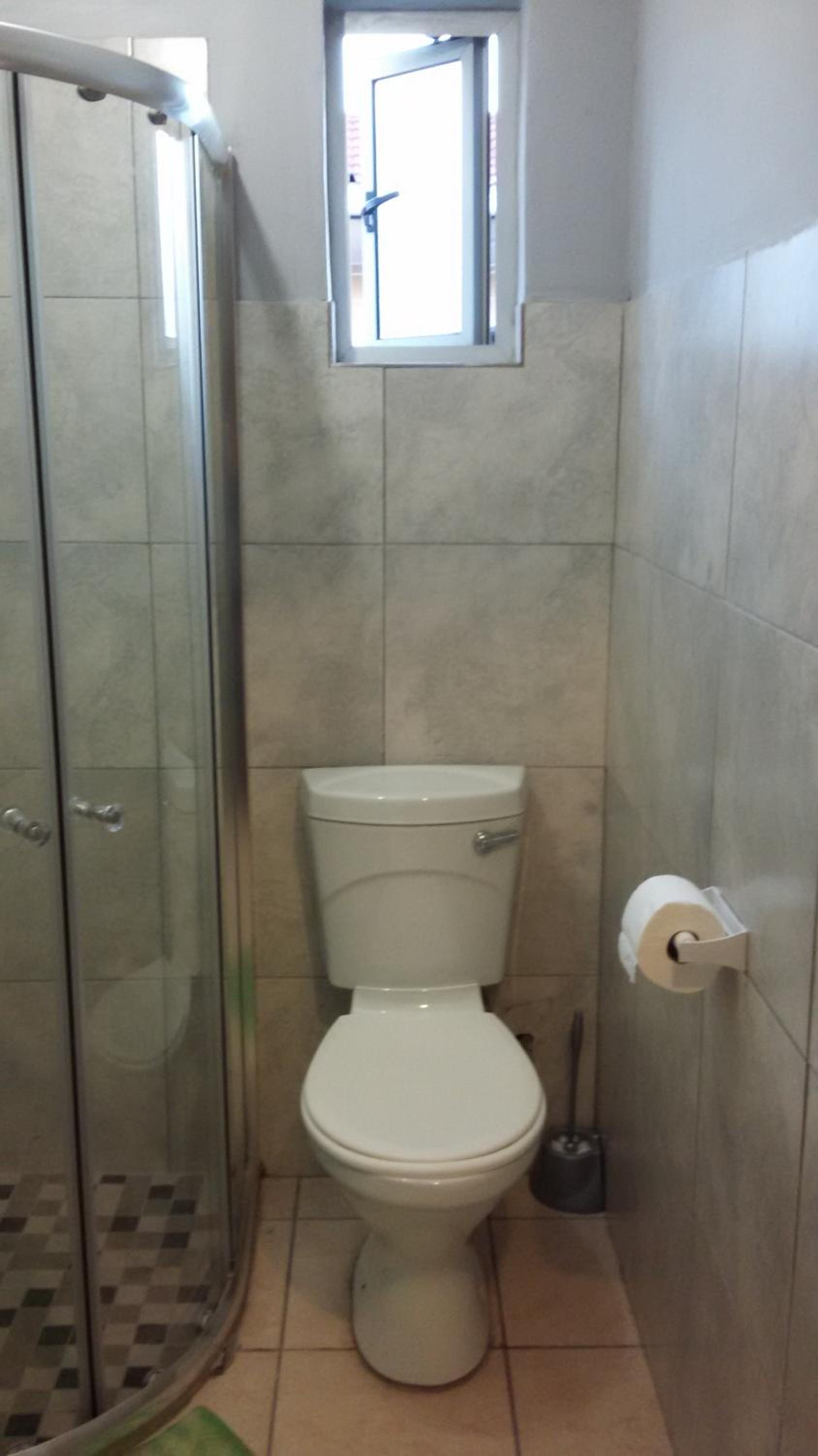 Double Room with Private Bathroom - Photo 3