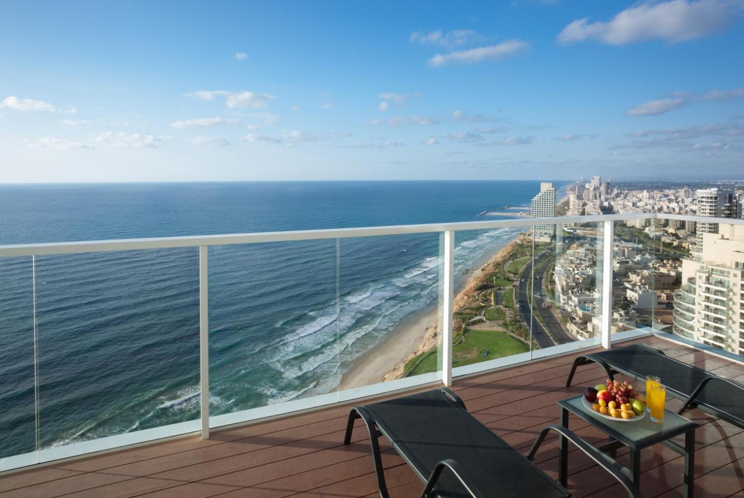 Deluxe Suite with Balcony and Sea View (2 Adults + 1 Child) - Photo 3
