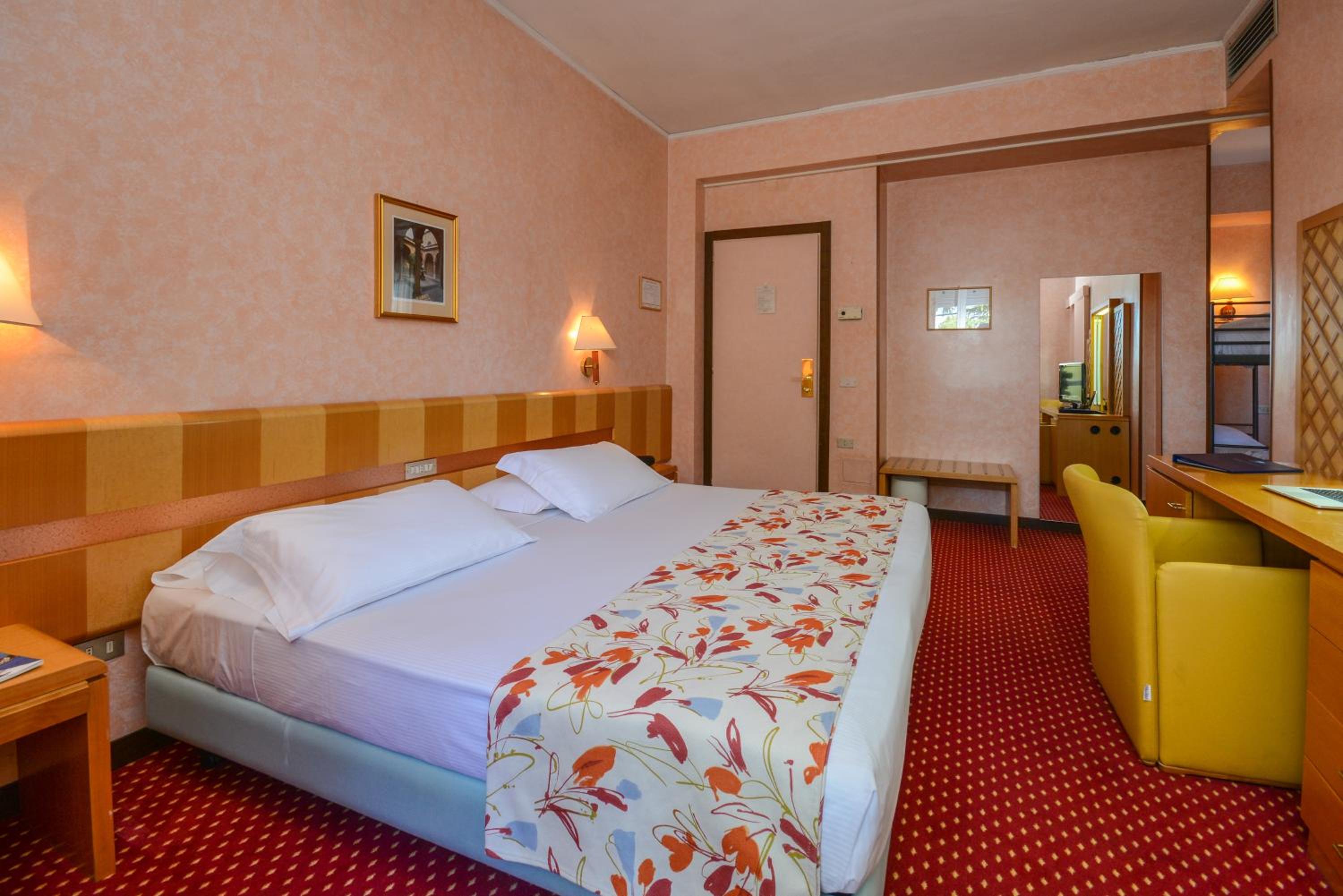 Standard Double Room - Photo 10