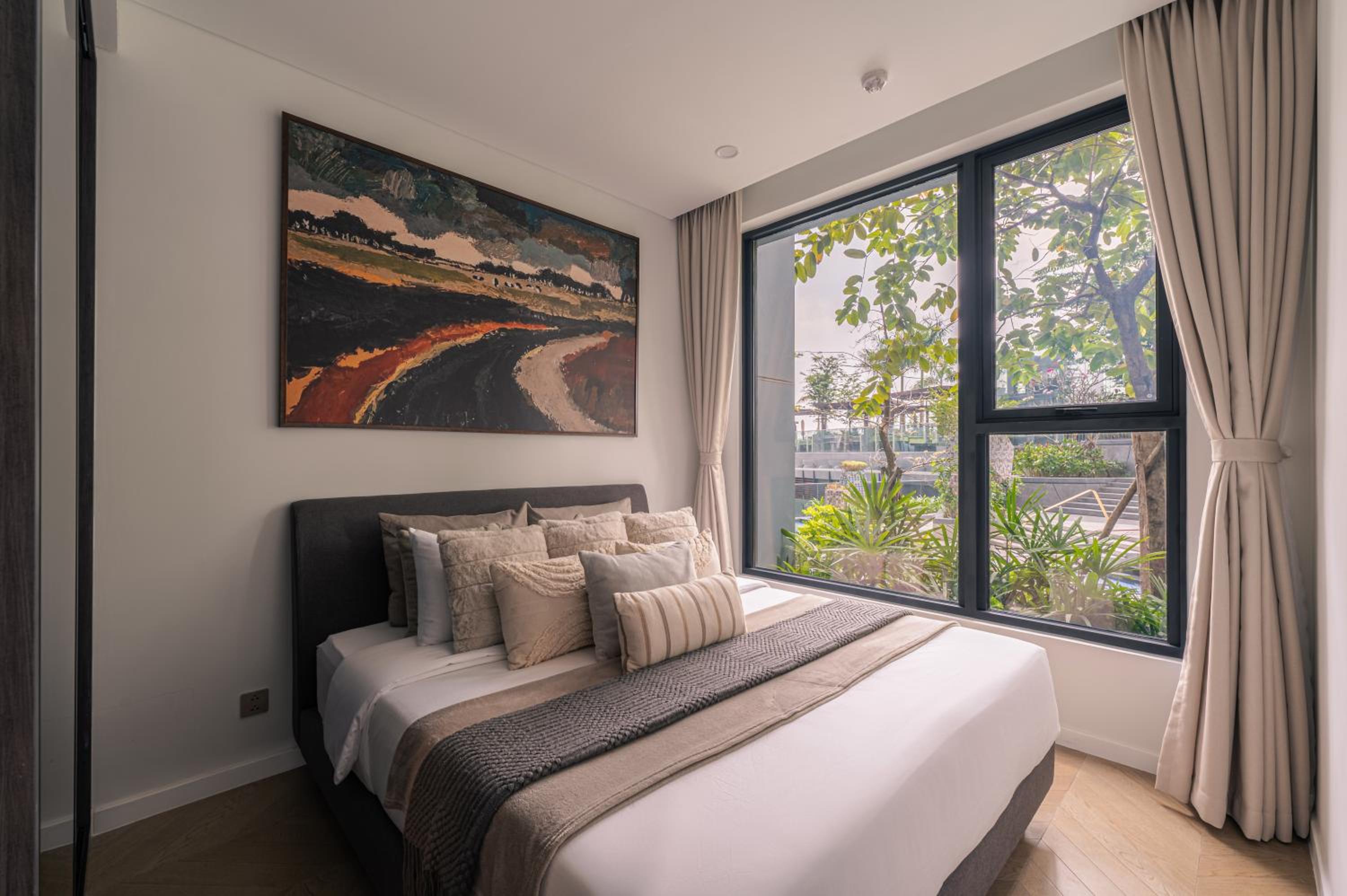 One-Bedroom Apartment with View