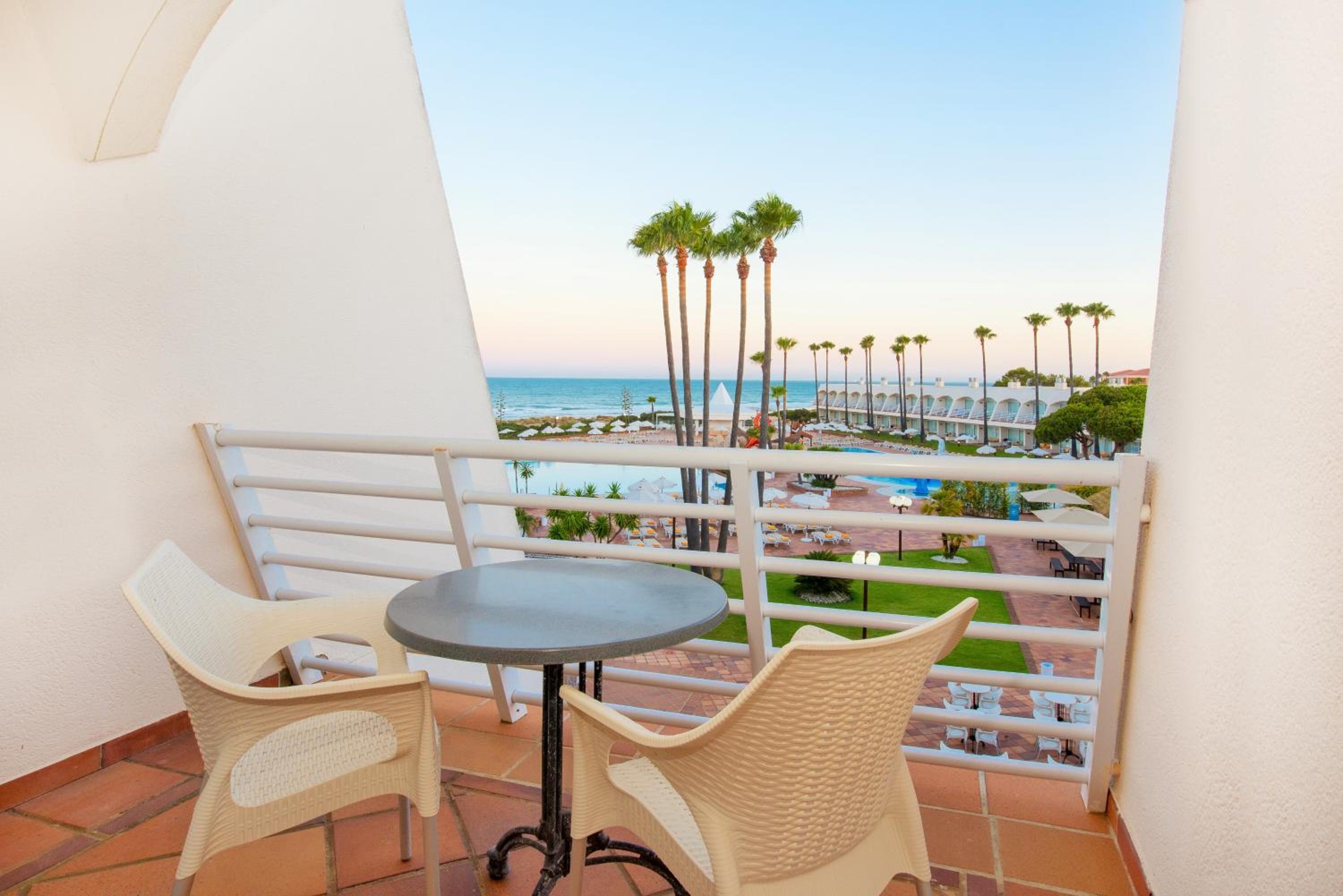 Double Room with Side Sea View - Photo 4